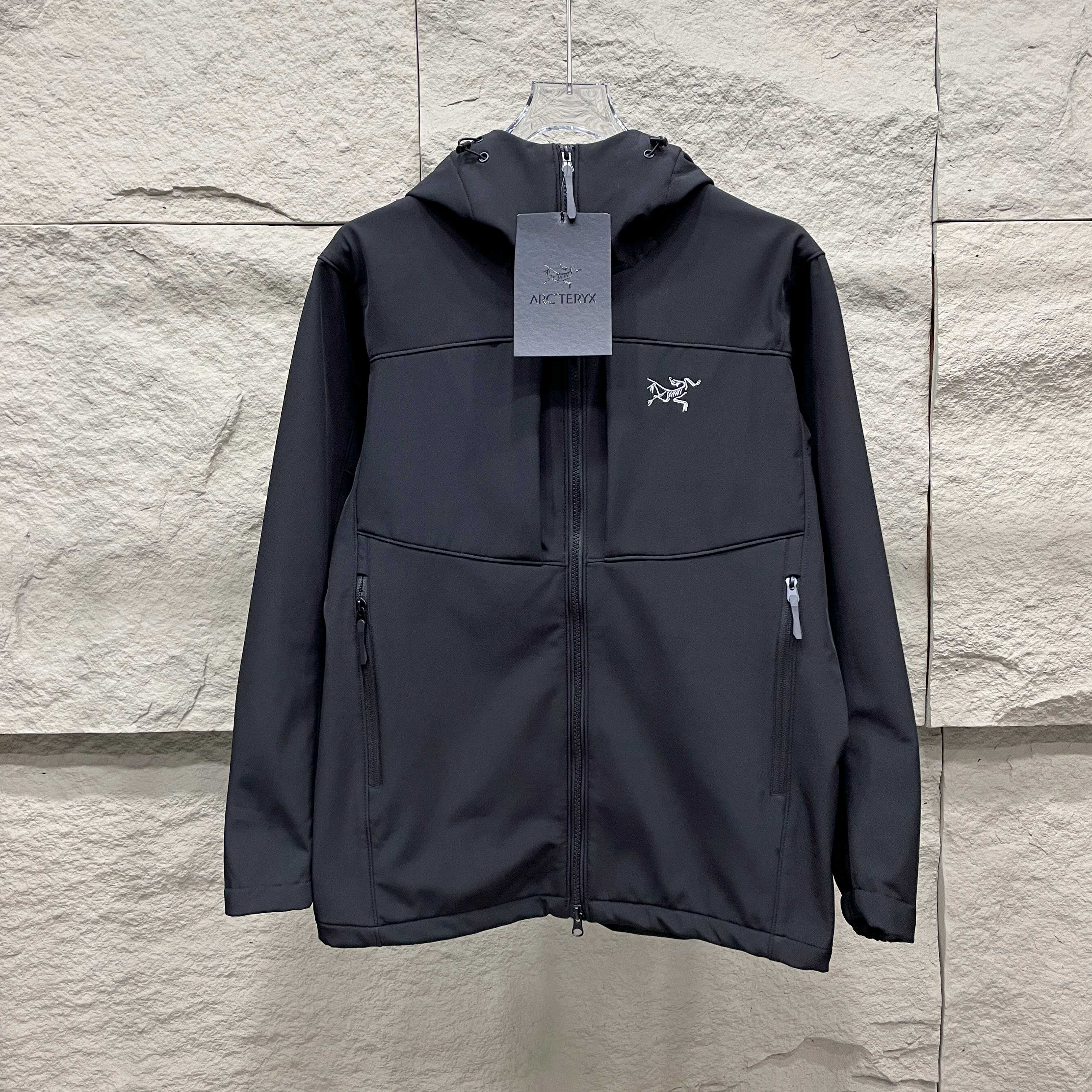 💰210  八色齐发
  《始祖鸟/ ARC'TERYX GAMMA 户外软壳 薄加绒连帽冲锋衣外套  男女同款》

全天候系列软壳薄绒冲锋衣外套。
   顶尖户外出口订单，妥妥的元货
每个登山徒步者的心中，都有一座高山去征服。但并不是每个人都有机会去挑战他们，毕竟，除了险峰，我们最经常面对的还是早高峰和晚高峰...日常工作之余，远郊徒步和登山活动越来越受到青睐，强健体魄和丰富的学识才是人生最大的两项自我投资。
这次到的是鸟的FUSEFORM科技、DRYVENT面料的新款冲锋衣。如果说雪山探险所需的冲锋衣是一件秘银重甲的话，那这一件，可算的上是轻型铠甲了。衣体采用亚洲剪裁方式
货已出，公司多做出的这批货，弄到手真心不容易！大牌！高科技面料！全身的面料是重点！据说这面料是可以有一定保存人身体体温和隔热功能！
做工方面也是相当复杂，绝非一般小工厂可以完成，
还有很多很多的高难度细节，比如拼接的地方就有不少
王者面料 防水效果非常非常的不错
防刮 防污 防水！！
强大的精髓 在于这款软壳单冲的功能性！！
就是这么的！！！
兄弟们收到货就会明白 或者说识货的一看就懂的
颜色  黑色  深灰  橙色  绿色  黄色  绿色  以太蓝  灰白

尺码:S-3XL
尺码    肩宽   胸围    袖长    衣长     建议体重
S          50      108      57        70         90-110斤

M         52      112      58       72        110-130斤

L          54      116      59       73         130-150斤

XL       56      120      60        74        150-170斤

2XL     58       124     61        76        170-190斤

3XL    60       128     62        78
190-210斤