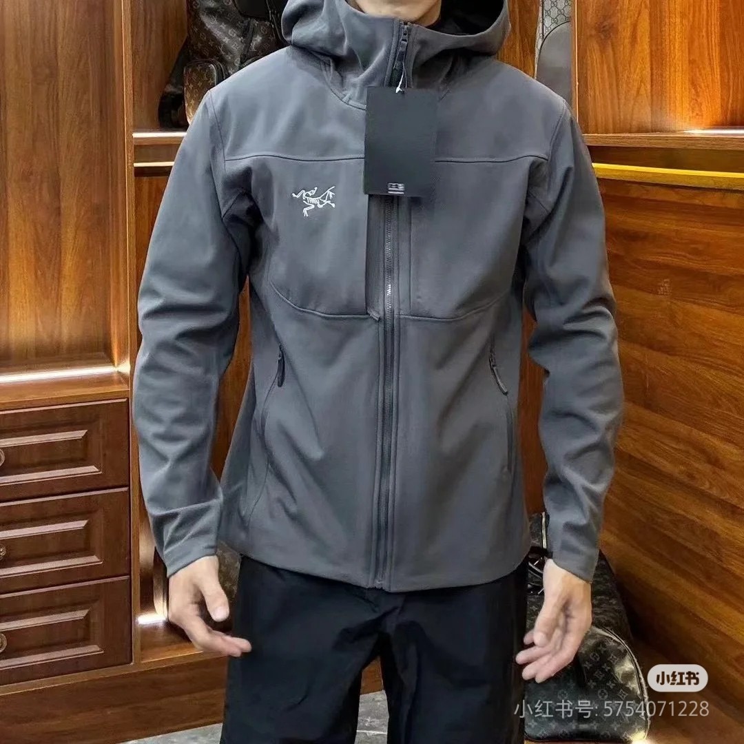 #  深灰色穿搭咨询图  💰210   八色齐发
  《始祖鸟/ ARC'TERYX GAMMA 户外软壳 薄加绒连帽冲锋衣外套  男女同款》

全天候系列软壳薄绒冲锋衣外套。
   顶尖户外出口订单，妥妥的元货
每个登山徒步者的心中，都有一座高山去征服。但并不是每个人都有机会去挑战他们，毕竟，除了险峰，我们最经常面对的还是早高峰和晚高峰...日常工作之余，远郊徒步和登山活动越来越受到青睐，强健体魄和丰富的学识才是人生最大的两项自我投资。
这次到的是鸟的FUSEFORM科技、DRYVENT面料的新款冲锋衣。如果说雪山探险所需的冲锋衣是一件秘银重甲的话，那这一件，可算的上是轻型铠甲了。衣体采用亚洲剪裁方式
货已出，公司多做出的这批货，弄到手真心不容易！大牌！高科技面料！全身的面料是重点！据说这面料是可以有一定保存人身体体温和隔热功能！
做工方面也是相当复杂，绝非一般小工厂可以完成，
还有很多很多的高难度细节，比如拼接的地方就有不少
王者面料 防水效果非常非常的不错
防刮 防污 防水！！
强大的精髓 在于这款软壳单冲的功能性！！
就是这么的！！！
兄弟们收到货就会明白 或者说识货的一看就懂的
颜色  黑色  深灰  橙色  绿色  黄色  绿色  以太蓝  灰白

尺码:S-3XL
尺码    肩宽   胸围    袖长    衣长     建议体重
S          50      108      57        70         90-110斤

M         52      112      58       72        110-130斤

L          54      116      59       73         130-150斤

XL       56      120      60        74        150-170斤

2XL     58       124     61        76        170-190斤

3XL    60       128     62        78
190-210斤