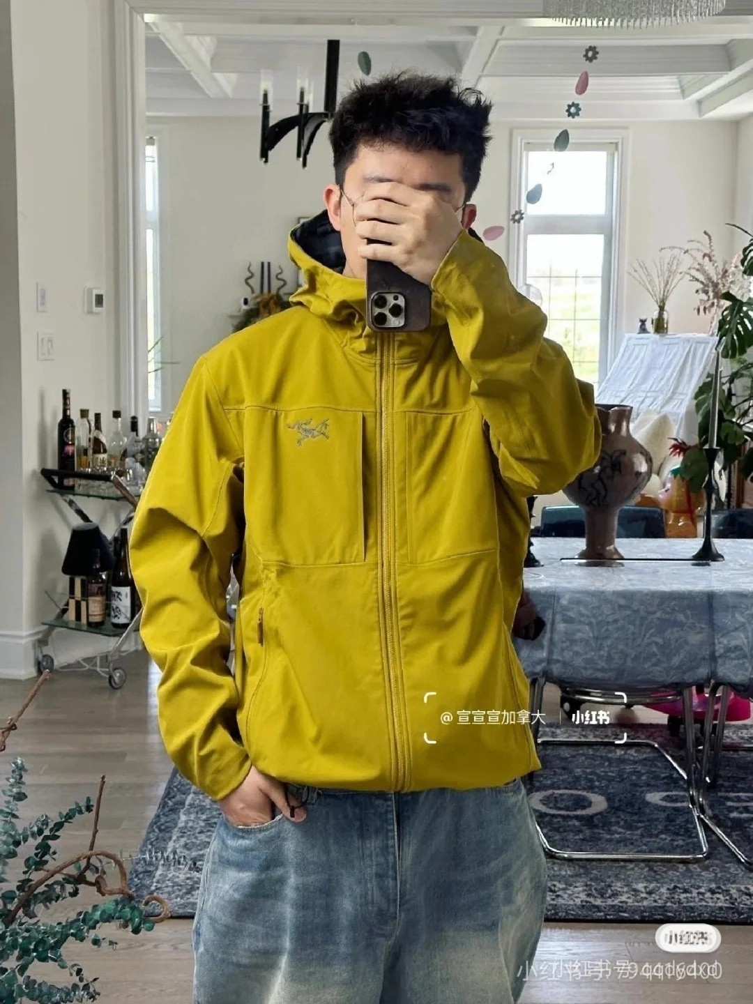 # 黄色穿搭咨询图 💰210 八色齐发
《始祖鸟/ ARC'TERYX GAMMA 户外软壳 薄加绒连帽冲锋衣外套 男女同款》
全天候系列软壳薄绒冲锋衣外套。
顶尖户外出口订单,妥妥的元货
每个登山徒步者的心中,都有一座高山去征服。但并不是每个人都有机会去挑战他们,毕竟,除了险峰,我们最经常面对的还是早高峰和晚高峰...日常工作之余,远郊徒步和登山活动越来越受到青睐,强健体魄和丰富的学识才是人生最大的两项自我投资。
这次到的是鸟的FUSEFORM科技、DRYVENT面料的新款冲锋衣。如果说雪山探险所需的冲锋衣是一件秘银重甲的话,那这一件,可算的上是轻型铠甲了。衣体采用亚洲剪裁方式
货已出,公司多做出的这批货,弄到手真心不容易!大牌!高科技面料!全身的面料是重点!据说这面料是可以有一定保存人身体体温和隔热功能!
做工方面也是相当复杂,绝非一般小工厂可以完成,
还有很多很多的高难度细节,比如拼接的地方就有不少
王者面料 防水效果非常非常的不错
防刮 防污 防水!!
强大的精髓 在于这款软壳单冲的功能性!!
就是这么的!!!
兄弟们收到货就会明白 或者说识货的一看就懂的
颜色 黑色 深灰 橙色 绿色 黄色 绿色 以太蓝 灰白
尺码:S-3XL
尺码 肩宽 胸围 袖长 衣长 建议体重
S 50 108 57 70 90-110斤
M 52 112 58 72 110-130斤
L 54 116 59 73 130-150斤
XL 56 120 60 74 150-170斤
2XL 58 124 61 76 170-190斤
3XL 60 128 62 78
190-210斤