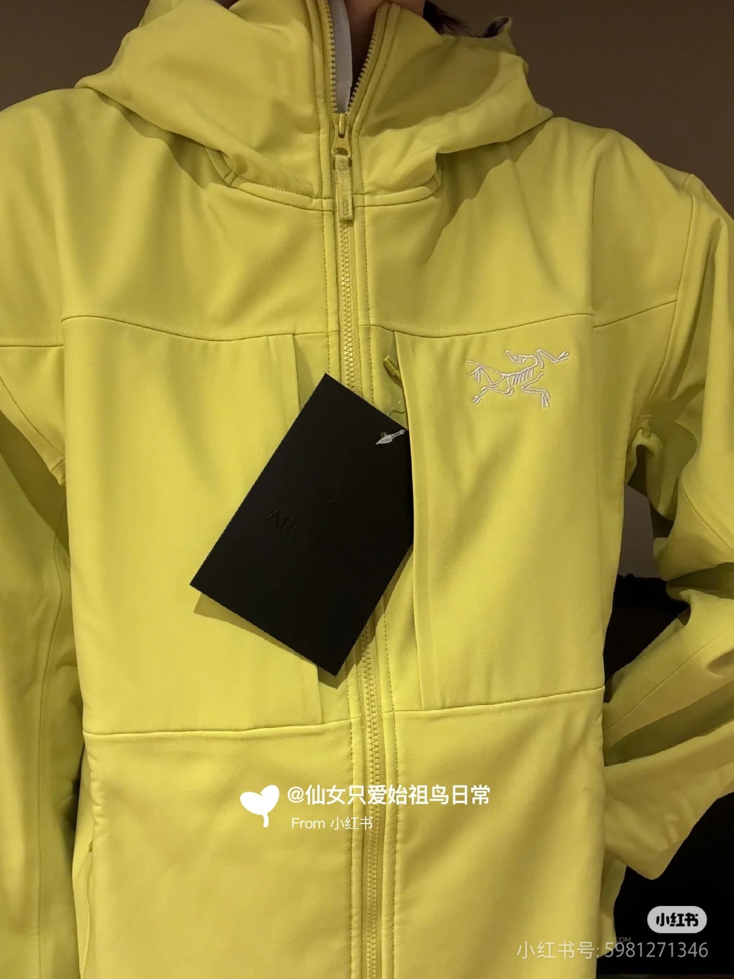 # 黄色穿搭咨询图 💰210 八色齐发
《始祖鸟/ ARC'TERYX GAMMA 户外软壳 薄加绒连帽冲锋衣外套 男女同款》
全天候系列软壳薄绒冲锋衣外套。
顶尖户外出口订单,妥妥的元货
每个登山徒步者的心中,都有一座高山去征服。但并不是每个人都有机会去挑战他们,毕竟,除了险峰,我们最经常面对的还是早高峰和晚高峰...日常工作之余,远郊徒步和登山活动越来越受到青睐,强健体魄和丰富的学识才是人生最大的两项自我投资。
这次到的是鸟的FUSEFORM科技、DRYVENT面料的新款冲锋衣。如果说雪山探险所需的冲锋衣是一件秘银重甲的话,那这一件,可算的上是轻型铠甲了。衣体采用亚洲剪裁方式
货已出,公司多做出的这批货,弄到手真心不容易!大牌!高科技面料!全身的面料是重点!据说这面料是可以有一定保存人身体体温和隔热功能!
做工方面也是相当复杂,绝非一般小工厂可以完成,
还有很多很多的高难度细节,比如拼接的地方就有不少
王者面料 防水效果非常非常的不错
防刮 防污 防水!!
强大的精髓 在于这款软壳单冲的功能性!!
就是这么的!!!
兄弟们收到货就会明白 或者说识货的一看就懂的
颜色 黑色 深灰 橙色 绿色 黄色 绿色 以太蓝 灰白
尺码:S-3XL
尺码 肩宽 胸围 袖长 衣长 建议体重
S 50 108 57 70 90-110斤
M 52 112 58 72 110-130斤
L 54 116 59 73 130-150斤
XL 56 120 60 74 150-170斤
2XL 58 124 61 76 170-190斤
3XL 60 128 62 78
190-210斤