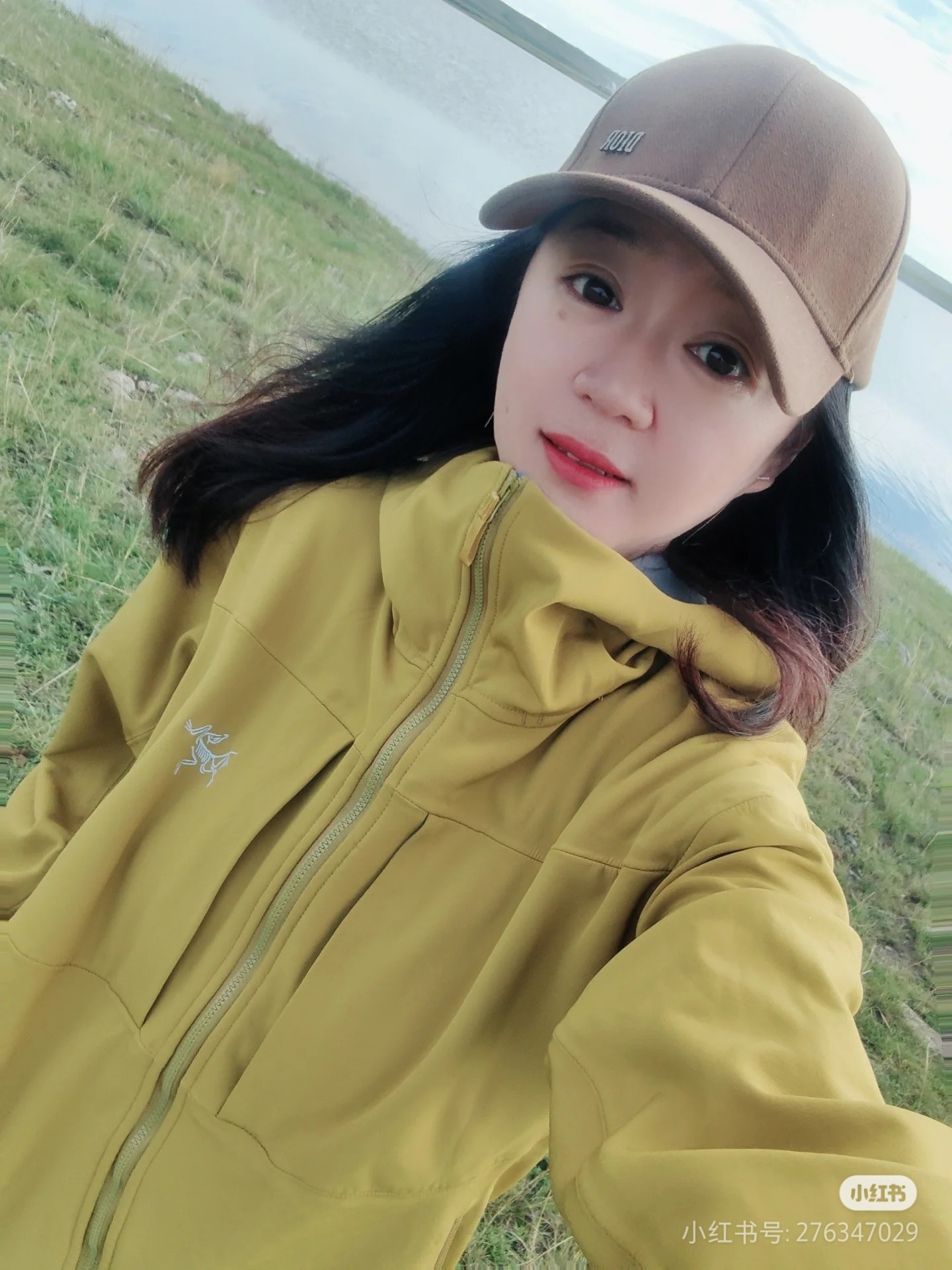 # 黄色穿搭咨询图 💰210 八色齐发
《始祖鸟/ ARC'TERYX GAMMA 户外软壳 薄加绒连帽冲锋衣外套 男女同款》
全天候系列软壳薄绒冲锋衣外套。
顶尖户外出口订单,妥妥的元货
每个登山徒步者的心中,都有一座高山去征服。但并不是每个人都有机会去挑战他们,毕竟,除了险峰,我们最经常面对的还是早高峰和晚高峰...日常工作之余,远郊徒步和登山活动越来越受到青睐,强健体魄和丰富的学识才是人生最大的两项自我投资。
这次到的是鸟的FUSEFORM科技、DRYVENT面料的新款冲锋衣。如果说雪山探险所需的冲锋衣是一件秘银重甲的话,那这一件,可算的上是轻型铠甲了。衣体采用亚洲剪裁方式
货已出,公司多做出的这批货,弄到手真心不容易!大牌!高科技面料!全身的面料是重点!据说这面料是可以有一定保存人身体体温和隔热功能!
做工方面也是相当复杂,绝非一般小工厂可以完成,
还有很多很多的高难度细节,比如拼接的地方就有不少
王者面料 防水效果非常非常的不错
防刮 防污 防水!!
强大的精髓 在于这款软壳单冲的功能性!!
就是这么的!!!
兄弟们收到货就会明白 或者说识货的一看就懂的
颜色 黑色 深灰 橙色 绿色 黄色 绿色 以太蓝 灰白
尺码:S-3XL
尺码 肩宽 胸围 袖长 衣长 建议体重
S 50 108 57 70 90-110斤
M 52 112 58 72 110-130斤
L 54 116 59 73 130-150斤
XL 56 120 60 74 150-170斤
2XL 58 124 61 76 170-190斤
3XL 60 128 62 78
190-210斤