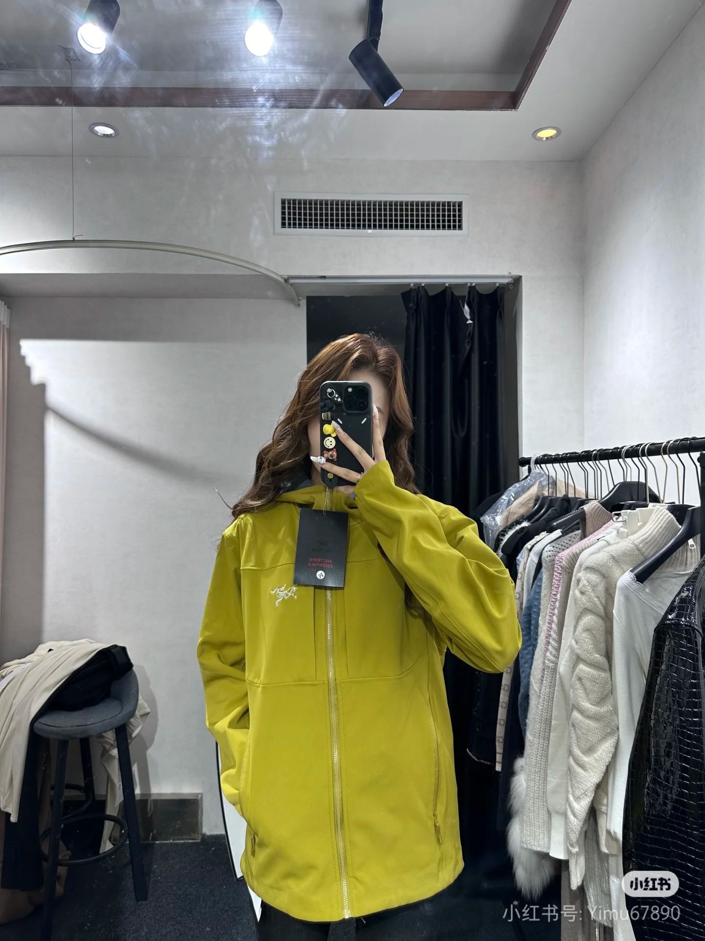 #  黄色穿搭咨询图  💰210   八色齐发
  《始祖鸟/ ARC'TERYX GAMMA 户外软壳 薄加绒连帽冲锋衣外套  男女同款》

全天候系列软壳薄绒冲锋衣外套。
   顶尖户外出口订单，妥妥的元货
每个登山徒步者的心中，都有一座高山去征服。但并不是每个人都有机会去挑战他们，毕竟，除了险峰，我们最经常面对的还是早高峰和晚高峰...日常工作之余，远郊徒步和登山活动越来越受到青睐，强健体魄和丰富的学识才是人生最大的两项自我投资。
这次到的是鸟的FUSEFORM科技、DRYVENT面料的新款冲锋衣。如果说雪山探险所需的冲锋衣是一件秘银重甲的话，那这一件，可算的上是轻型铠甲了。衣体采用亚洲剪裁方式
货已出，公司多做出的这批货，弄到手真心不容易！大牌！高科技面料！全身的面料是重点！据说这面料是可以有一定保存人身体体温和隔热功能！
做工方面也是相当复杂，绝非一般小工厂可以完成，
还有很多很多的高难度细节，比如拼接的地方就有不少
王者面料 防水效果非常非常的不错
防刮 防污 防水！！
强大的精髓 在于这款软壳单冲的功能性！！
就是这么的！！！
兄弟们收到货就会明白 或者说识货的一看就懂的
颜色  黑色  深灰  橙色  绿色  黄色  绿色  以太蓝  灰白

尺码:S-3XL
尺码    肩宽   胸围    袖长    衣长     建议体重
S          50      108      57        70         90-110斤

M         52      112      58       72        110-130斤

L          54      116      59       73         130-150斤

XL       56      120      60        74        150-170斤

2XL     58       124     61        76        170-190斤

3XL    60       128     62        78
190-210斤