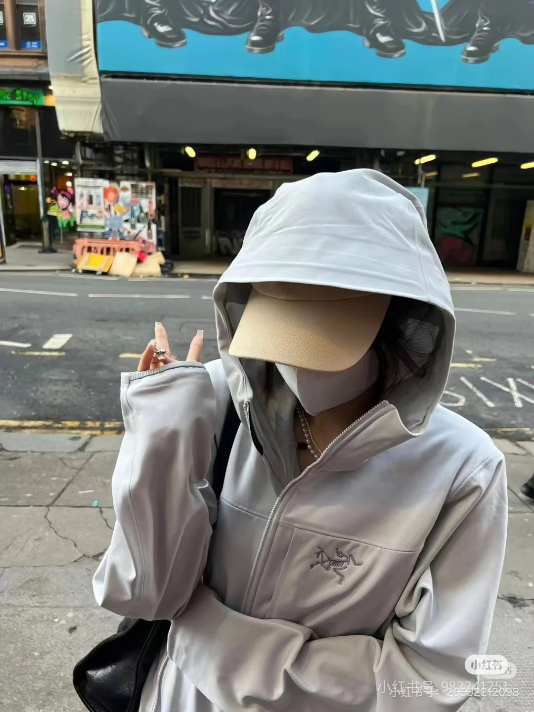 #  灰白色穿搭咨询图  💰210   八色齐发
  《始祖鸟/ ARC'TERYX GAMMA 户外软壳 薄加绒连帽冲锋衣外套  男女同款》

全天候系列软壳薄绒冲锋衣外套。
   顶尖户外出口订单，妥妥的元货
每个登山徒步者的心中，都有一座高山去征服。但并不是每个人都有机会去挑战他们，毕竟，除了险峰，我们最经常面对的还是早高峰和晚高峰...日常工作之余，远郊徒步和登山活动越来越受到青睐，强健体魄和丰富的学识才是人生最大的两项自我投资。
这次到的是鸟的FUSEFORM科技、DRYVENT面料的新款冲锋衣。如果说雪山探险所需的冲锋衣是一件秘银重甲的话，那这一件，可算的上是轻型铠甲了。衣体采用亚洲剪裁方式
货已出，公司多做出的这批货，弄到手真心不容易！大牌！高科技面料！全身的面料是重点！据说这面料是可以有一定保存人身体体温和隔热功能！
做工方面也是相当复杂，绝非一般小工厂可以完成，
还有很多很多的高难度细节，比如拼接的地方就有不少
王者面料 防水效果非常非常的不错
防刮 防污 防水！！
强大的精髓 在于这款软壳单冲的功能性！！
就是这么的！！！
兄弟们收到货就会明白 或者说识货的一看就懂的
颜色  黑色  深灰  橙色  绿色  黄色  绿色  以太蓝  灰白

尺码:S-3XL
尺码    肩宽   胸围    袖长    衣长     建议体重
S          50      108      57        70         90-110斤

M         52      112      58       72        110-130斤

L          54      116      59       73         130-150斤

XL       56      120      60        74        150-170斤

2XL     58       124     61        76        170-190斤

3XL    60       128     62        78
190-210斤