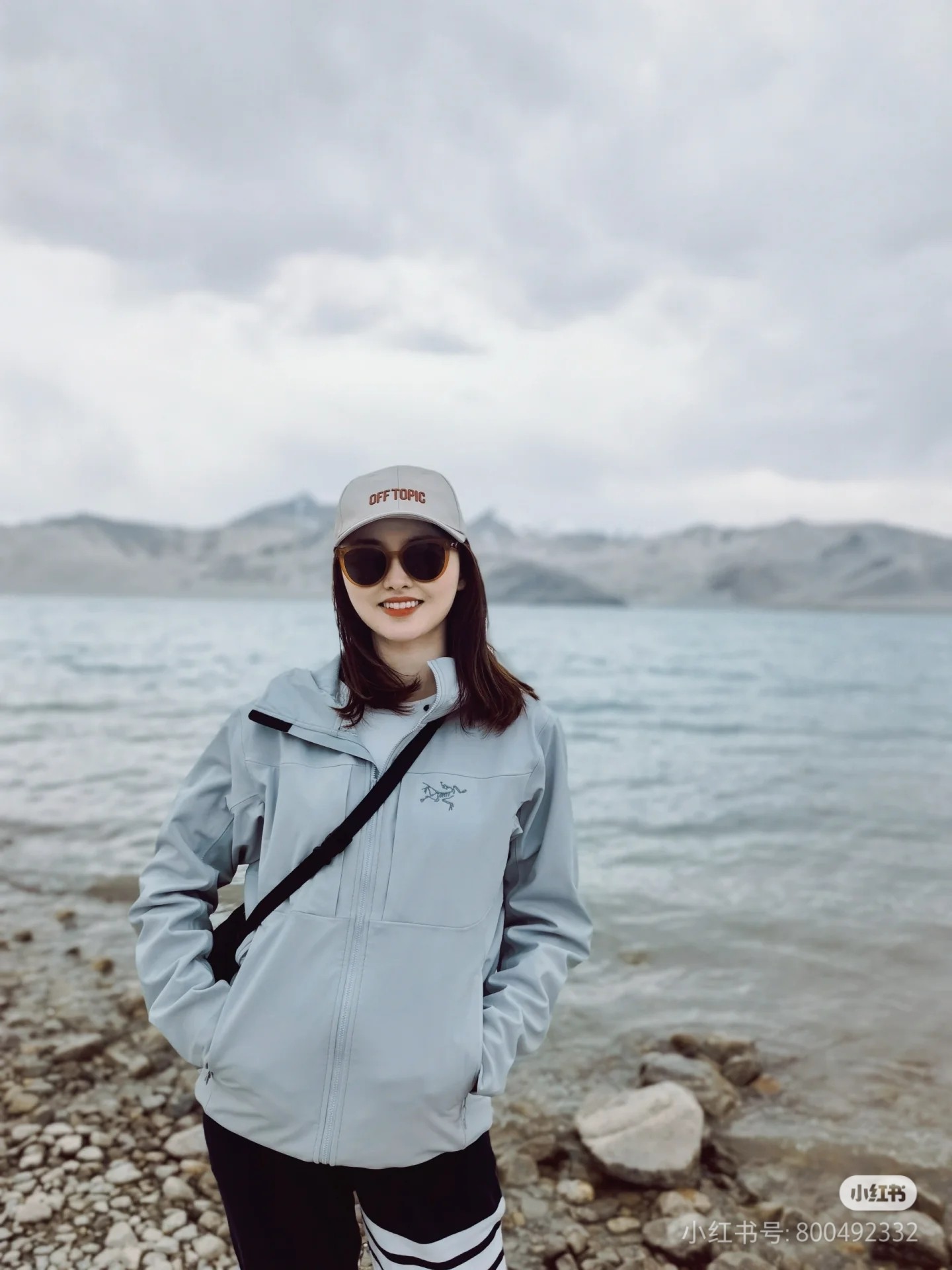 # 以太蓝色穿搭咨询图 💰210 八色齐发
《始祖鸟/ ARC'TERYX GAMMA 户外软壳 薄加绒连帽冲锋衣外套 男女同款》
全天候系列软壳薄绒冲锋衣外套。
顶尖户外出口订单,妥妥的元货
每个登山徒步者的心中,都有一座高山去征服。但并不是每个人都有机会去挑战他们,毕竟,除了险峰,我们最经常面对的还是早高峰和晚高峰...日常工作之余,远郊徒步和登山活动越来越受到青睐,强健体魄和丰富的学识才是人生最大的两项自我投资。
这次到的是鸟的FUSEFORM科技、DRYVENT面料的新款冲锋衣。如果说雪山探险所需的冲锋衣是一件秘银重甲的话,那这一件,可算的上是轻型铠甲了。衣体采用亚洲剪裁方式
货已出,公司多做出的这批货,弄到手真心不容易!大牌!高科技面料!全身的面料是重点!据说这面料是可以有一定保存人身体体温和隔热功能!
做工方面也是相当复杂,绝非一般小工厂可以完成,
还有很多很多的高难度细节,比如拼接的地方就有不少
王者面料 防水效果非常非常的不错
防刮 防污 防水!!
强大的精髓 在于这款软壳单冲的功能性!!
就是这么的!!!
兄弟们收到货就会明白 或者说识货的一看就懂的
颜色 黑色 深灰 橙色 绿色 黄色 绿色 以太蓝 灰白
尺码:S-3XL
尺码 肩宽 胸围 袖长 衣长 建议体重
S 50 108 57 70 90-110斤
M 52 112 58 72 110-130斤
L 54 116 59 73 130-150斤
XL 56 120 60 74 150-170斤
2XL 58 124 61 76 170-190斤
3XL 60 128 62 78
190-210斤