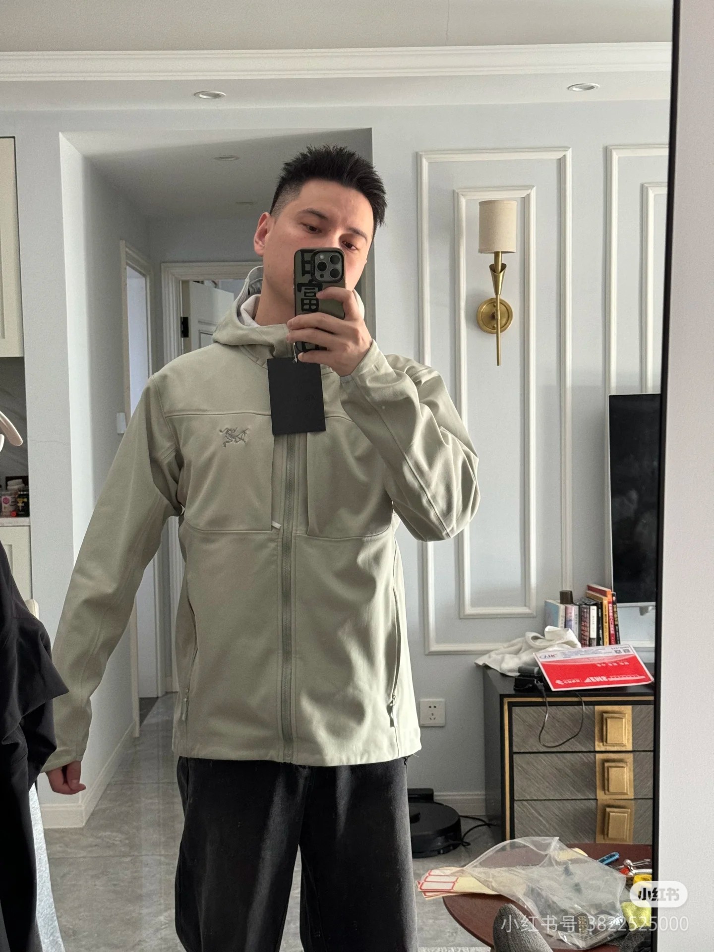 # 绿色穿搭咨询图 💰210 八色齐发
《始祖鸟/ ARC'TERYX GAMMA 户外软壳 薄加绒连帽冲锋衣外套 男女同款》
全天候系列软壳薄绒冲锋衣外套。
顶尖户外出口订单,妥妥的元货
每个登山徒步者的心中,都有一座高山去征服。但并不是每个人都有机会去挑战他们,毕竟,除了险峰,我们最经常面对的还是早高峰和晚高峰...日常工作之余,远郊徒步和登山活动越来越受到青睐,强健体魄和丰富的学识才是人生最大的两项自我投资。
这次到的是鸟的FUSEFORM科技、DRYVENT面料的新款冲锋衣。如果说雪山探险所需的冲锋衣是一件秘银重甲的话,那这一件,可算的上是轻型铠甲了。衣体采用亚洲剪裁方式
货已出,公司多做出的这批货,弄到手真心不容易!大牌!高科技面料!全身的面料是重点!据说这面料是可以有一定保存人身体体温和隔热功能!
做工方面也是相当复杂,绝非一般小工厂可以完成,
还有很多很多的高难度细节,比如拼接的地方就有不少
王者面料 防水效果非常非常的不错
防刮 防污 防水!!
强大的精髓 在于这款软壳单冲的功能性!!
就是这么的!!!
兄弟们收到货就会明白 或者说识货的一看就懂的
颜色 黑色 深灰 橙色 绿色 黄色 绿色 以太蓝 灰白
尺码:S-3XL
尺码 肩宽 胸围 袖长 衣长 建议体重
S 50 108 57 70 90-110斤
M 52 112 58 72 110-130斤
L 54 116 59 73 130-150斤
XL 56 120 60 74 150-170斤
2XL 58 124 61 76 170-190斤
3XL 60 128 62 78
190-210斤