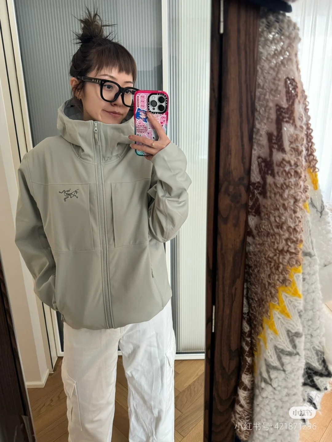 # 绿色穿搭咨询图 💰210 八色齐发
《始祖鸟/ ARC'TERYX GAMMA 户外软壳 薄加绒连帽冲锋衣外套 男女同款》
全天候系列软壳薄绒冲锋衣外套。
顶尖户外出口订单,妥妥的元货
每个登山徒步者的心中,都有一座高山去征服。但并不是每个人都有机会去挑战他们,毕竟,除了险峰,我们最经常面对的还是早高峰和晚高峰...日常工作之余,远郊徒步和登山活动越来越受到青睐,强健体魄和丰富的学识才是人生最大的两项自我投资。
这次到的是鸟的FUSEFORM科技、DRYVENT面料的新款冲锋衣。如果说雪山探险所需的冲锋衣是一件秘银重甲的话,那这一件,可算的上是轻型铠甲了。衣体采用亚洲剪裁方式
货已出,公司多做出的这批货,弄到手真心不容易!大牌!高科技面料!全身的面料是重点!据说这面料是可以有一定保存人身体体温和隔热功能!
做工方面也是相当复杂,绝非一般小工厂可以完成,
还有很多很多的高难度细节,比如拼接的地方就有不少
王者面料 防水效果非常非常的不错
防刮 防污 防水!!
强大的精髓 在于这款软壳单冲的功能性!!
就是这么的!!!
兄弟们收到货就会明白 或者说识货的一看就懂的
颜色 黑色 深灰 橙色 绿色 黄色 绿色 以太蓝 灰白
尺码:S-3XL
尺码 肩宽 胸围 袖长 衣长 建议体重
S 50 108 57 70 90-110斤
M 52 112 58 72 110-130斤
L 54 116 59 73 130-150斤
XL 56 120 60 74 150-170斤
2XL 58 124 61 76 170-190斤
3XL 60 128 62 78
190-210斤