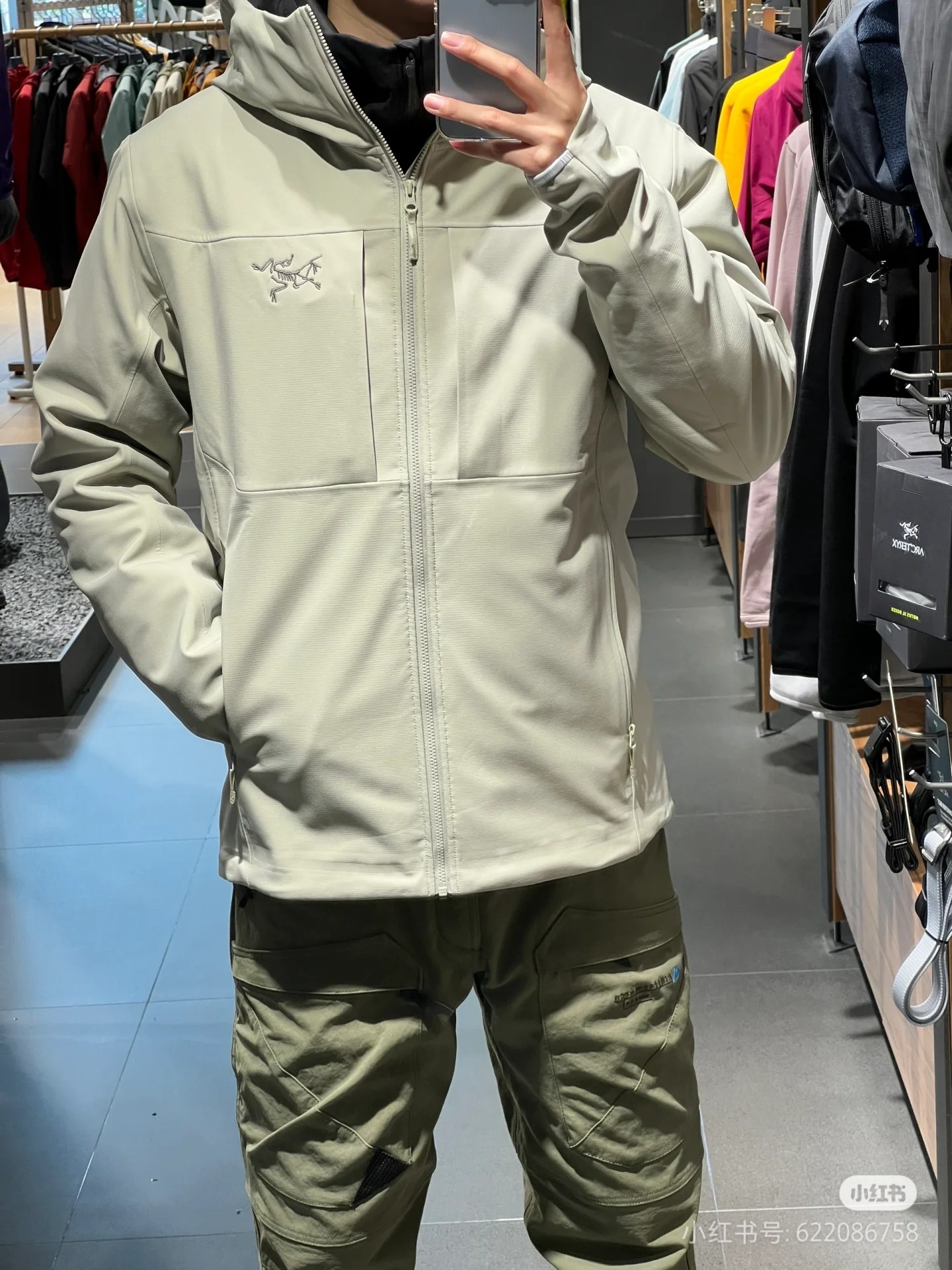 #  绿色穿搭咨询图  💰210   八色齐发
  《始祖鸟/ ARC'TERYX GAMMA 户外软壳 薄加绒连帽冲锋衣外套  男女同款》

全天候系列软壳薄绒冲锋衣外套。
   顶尖户外出口订单，妥妥的元货
每个登山徒步者的心中，都有一座高山去征服。但并不是每个人都有机会去挑战他们，毕竟，除了险峰，我们最经常面对的还是早高峰和晚高峰...日常工作之余，远郊徒步和登山活动越来越受到青睐，强健体魄和丰富的学识才是人生最大的两项自我投资。
这次到的是鸟的FUSEFORM科技、DRYVENT面料的新款冲锋衣。如果说雪山探险所需的冲锋衣是一件秘银重甲的话，那这一件，可算的上是轻型铠甲了。衣体采用亚洲剪裁方式
货已出，公司多做出的这批货，弄到手真心不容易！大牌！高科技面料！全身的面料是重点！据说这面料是可以有一定保存人身体体温和隔热功能！
做工方面也是相当复杂，绝非一般小工厂可以完成，
还有很多很多的高难度细节，比如拼接的地方就有不少
王者面料 防水效果非常非常的不错
防刮 防污 防水！！
强大的精髓 在于这款软壳单冲的功能性！！
就是这么的！！！
兄弟们收到货就会明白 或者说识货的一看就懂的
颜色  黑色  深灰  橙色  绿色  黄色  绿色  以太蓝  灰白

尺码:S-3XL
尺码    肩宽   胸围    袖长    衣长     建议体重
S          50      108      57        70         90-110斤

M         52      112      58       72        110-130斤

L          54      116      59       73         130-150斤

XL       56      120      60        74        150-170斤

2XL     58       124     61        76        170-190斤

3XL    60       128     62        78
190-210斤