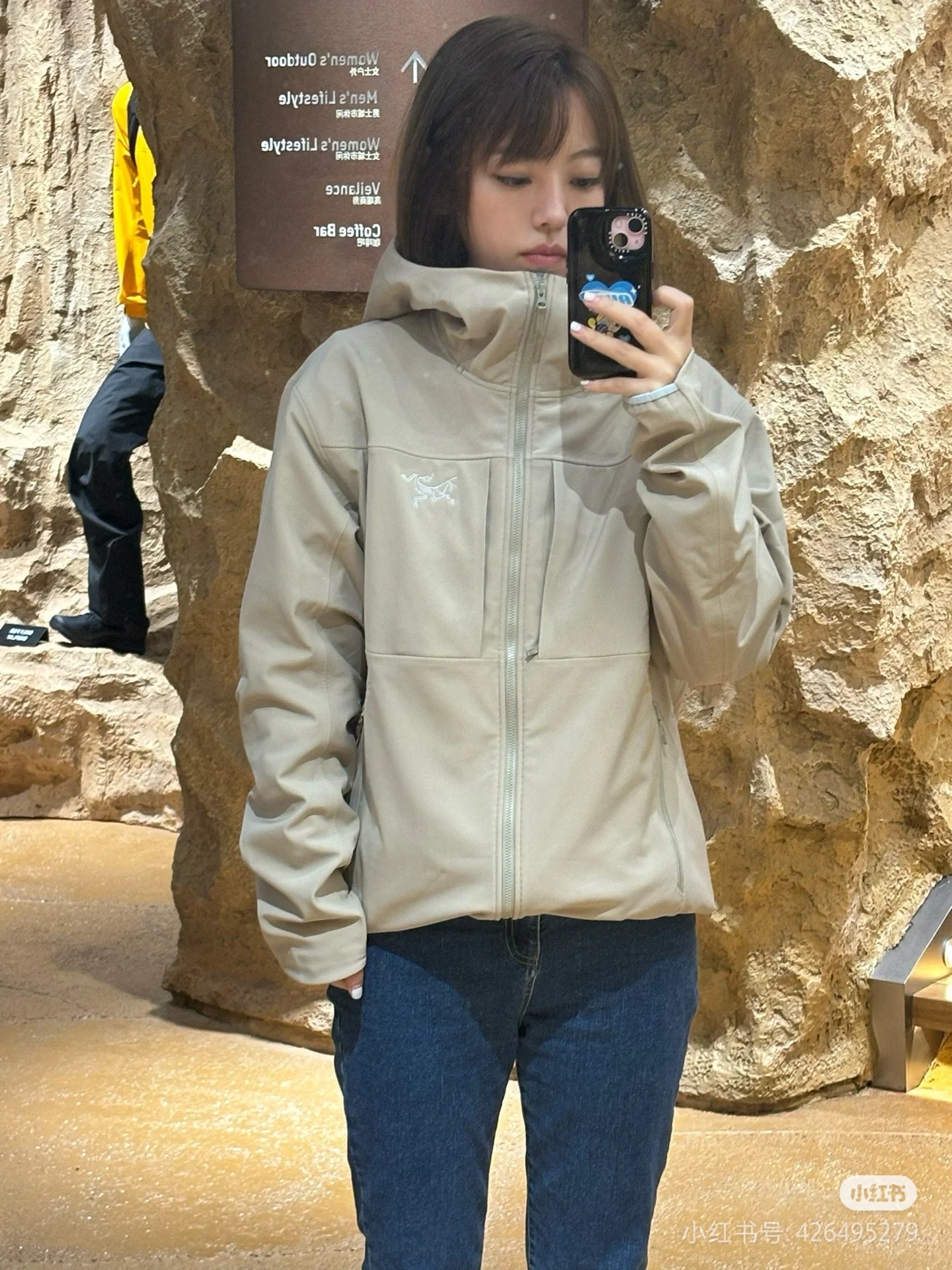 # 绿色穿搭咨询图 💰210 八色齐发
《始祖鸟/ ARC'TERYX GAMMA 户外软壳 薄加绒连帽冲锋衣外套 男女同款》
全天候系列软壳薄绒冲锋衣外套。
顶尖户外出口订单,妥妥的元货
每个登山徒步者的心中,都有一座高山去征服。但并不是每个人都有机会去挑战他们,毕竟,除了险峰,我们最经常面对的还是早高峰和晚高峰...日常工作之余,远郊徒步和登山活动越来越受到青睐,强健体魄和丰富的学识才是人生最大的两项自我投资。
这次到的是鸟的FUSEFORM科技、DRYVENT面料的新款冲锋衣。如果说雪山探险所需的冲锋衣是一件秘银重甲的话,那这一件,可算的上是轻型铠甲了。衣体采用亚洲剪裁方式
货已出,公司多做出的这批货,弄到手真心不容易!大牌!高科技面料!全身的面料是重点!据说这面料是可以有一定保存人身体体温和隔热功能!
做工方面也是相当复杂,绝非一般小工厂可以完成,
还有很多很多的高难度细节,比如拼接的地方就有不少
王者面料 防水效果非常非常的不错
防刮 防污 防水!!
强大的精髓 在于这款软壳单冲的功能性!!
就是这么的!!!
兄弟们收到货就会明白 或者说识货的一看就懂的
颜色 黑色 深灰 橙色 绿色 黄色 绿色 以太蓝 灰白
尺码:S-3XL
尺码 肩宽 胸围 袖长 衣长 建议体重
S 50 108 57 70 90-110斤
M 52 112 58 72 110-130斤
L 54 116 59 73 130-150斤
XL 56 120 60 74 150-170斤
2XL 58 124 61 76 170-190斤
3XL 60 128 62 78
190-210斤