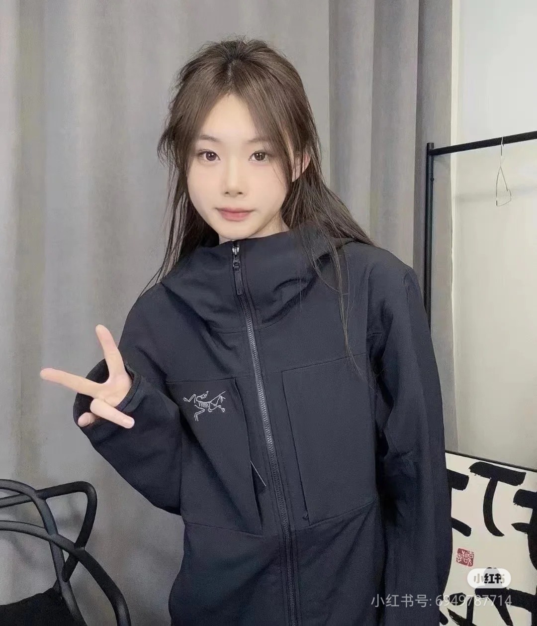 #  黑色穿搭咨询图  💰210   八色齐发
  《始祖鸟/ ARC'TERYX GAMMA 户外软壳 薄加绒连帽冲锋衣外套  男女同款》

全天候系列软壳薄绒冲锋衣外套。
   顶尖户外出口订单，妥妥的元货
每个登山徒步者的心中，都有一座高山去征服。但并不是每个人都有机会去挑战他们，毕竟，除了险峰，我们最经常面对的还是早高峰和晚高峰...日常工作之余，远郊徒步和登山活动越来越受到青睐，强健体魄和丰富的学识才是人生最大的两项自我投资。
这次到的是鸟的FUSEFORM科技、DRYVENT面料的新款冲锋衣。如果说雪山探险所需的冲锋衣是一件秘银重甲的话，那这一件，可算的上是轻型铠甲了。衣体采用亚洲剪裁方式
货已出，公司多做出的这批货，弄到手真心不容易！大牌！高科技面料！全身的面料是重点！据说这面料是可以有一定保存人身体体温和隔热功能！
做工方面也是相当复杂，绝非一般小工厂可以完成，
还有很多很多的高难度细节，比如拼接的地方就有不少
王者面料 防水效果非常非常的不错
防刮 防污 防水！！
强大的精髓 在于这款软壳单冲的功能性！！
就是这么的！！！
兄弟们收到货就会明白 或者说识货的一看就懂的
颜色  黑色  深灰  橙色  绿色  黄色  绿色  以太蓝  灰白

尺码:S-3XL
尺码    肩宽   胸围    袖长    衣长     建议体重
S          50      108      57        70         90-110斤

M         52      112      58       72        110-130斤

L          54      116      59       73         130-150斤

XL       56      120      60        74        150-170斤

2XL     58       124     61        76        170-190斤

3XL    60       128     62        78
190-210斤