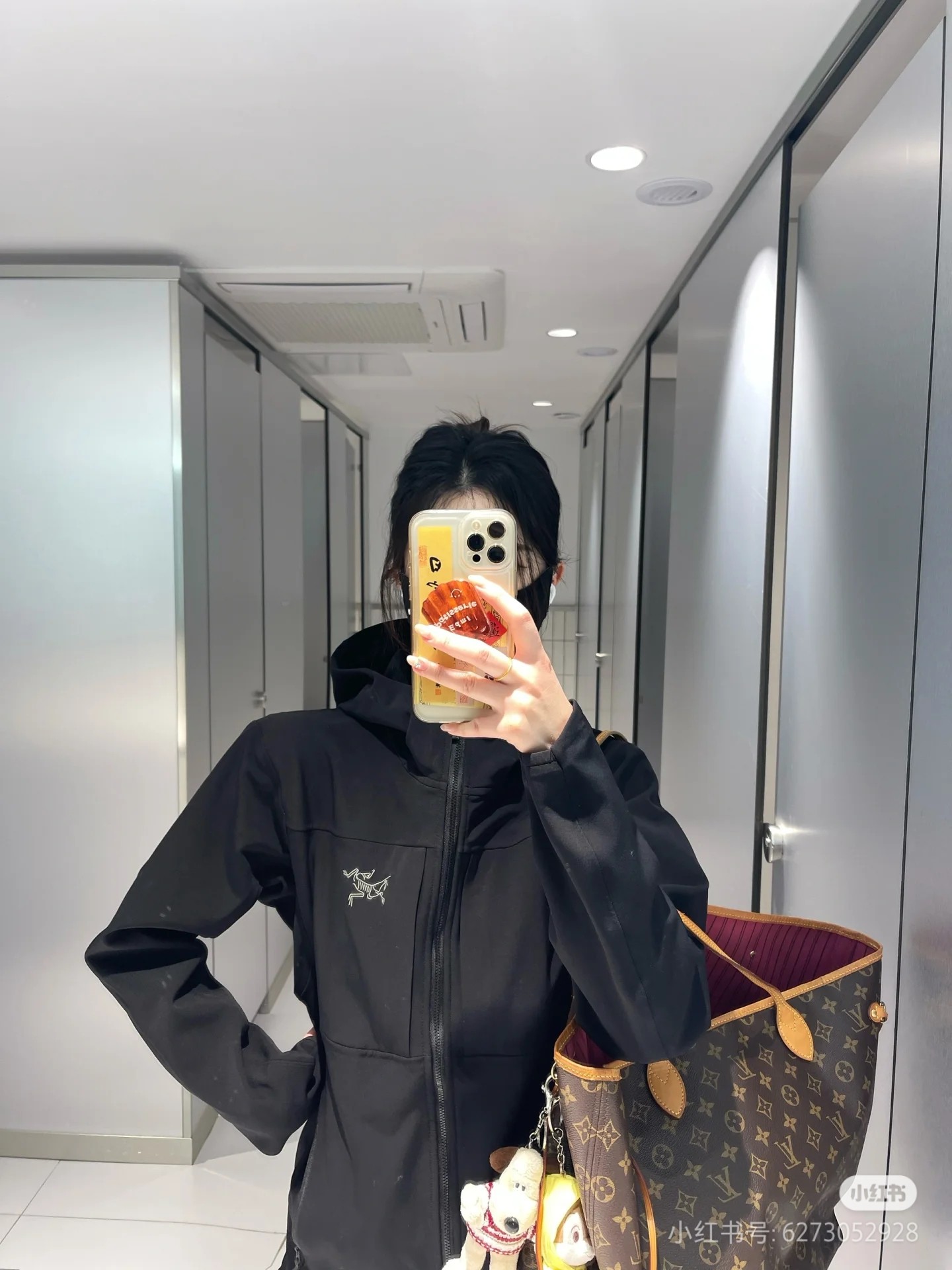 # 黑色穿搭咨询图 💰210 八色齐发
《始祖鸟/ ARC'TERYX GAMMA 户外软壳 薄加绒连帽冲锋衣外套 男女同款》
全天候系列软壳薄绒冲锋衣外套。
顶尖户外出口订单,妥妥的元货
每个登山徒步者的心中,都有一座高山去征服。但并不是每个人都有机会去挑战他们,毕竟,除了险峰,我们最经常面对的还是早高峰和晚高峰...日常工作之余,远郊徒步和登山活动越来越受到青睐,强健体魄和丰富的学识才是人生最大的两项自我投资。
这次到的是鸟的FUSEFORM科技、DRYVENT面料的新款冲锋衣。如果说雪山探险所需的冲锋衣是一件秘银重甲的话,那这一件,可算的上是轻型铠甲了。衣体采用亚洲剪裁方式
货已出,公司多做出的这批货,弄到手真心不容易!大牌!高科技面料!全身的面料是重点!据说这面料是可以有一定保存人身体体温和隔热功能!
做工方面也是相当复杂,绝非一般小工厂可以完成,
还有很多很多的高难度细节,比如拼接的地方就有不少
王者面料 防水效果非常非常的不错
防刮 防污 防水!!
强大的精髓 在于这款软壳单冲的功能性!!
就是这么的!!!
兄弟们收到货就会明白 或者说识货的一看就懂的
颜色 黑色 深灰 橙色 绿色 黄色 绿色 以太蓝 灰白
尺码:S-3XL
尺码 肩宽 胸围 袖长 衣长 建议体重
S 50 108 57 70 90-110斤
M 52 112 58 72 110-130斤
L 54 116 59 73 130-150斤
XL 56 120 60 74 150-170斤
2XL 58 124 61 76 170-190斤
3XL 60 128 62 78
190-210斤