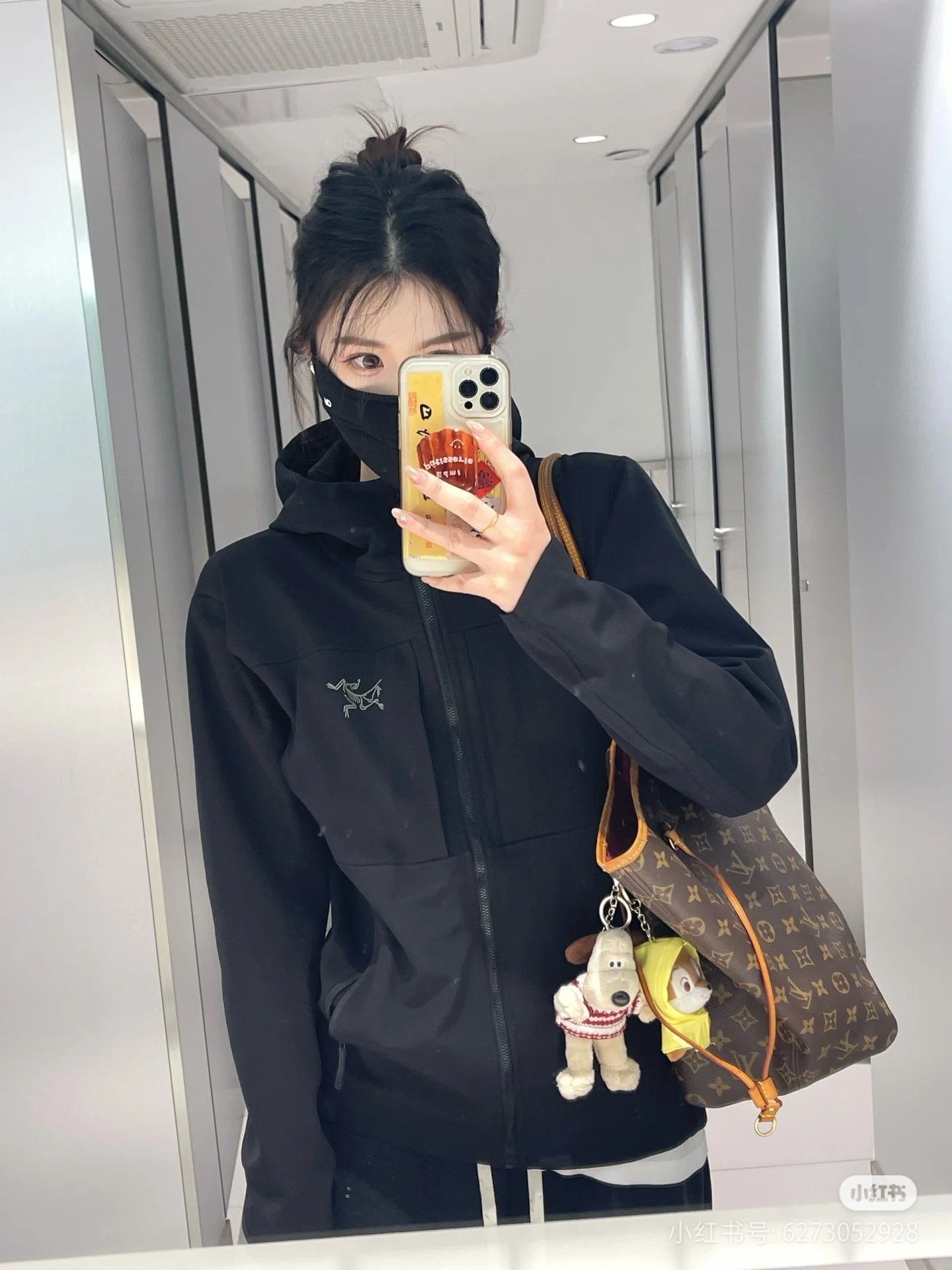 # 黑色穿搭咨询图 💰210 八色齐发
《始祖鸟/ ARC'TERYX GAMMA 户外软壳 薄加绒连帽冲锋衣外套 男女同款》
全天候系列软壳薄绒冲锋衣外套。
顶尖户外出口订单,妥妥的元货
每个登山徒步者的心中,都有一座高山去征服。但并不是每个人都有机会去挑战他们,毕竟,除了险峰,我们最经常面对的还是早高峰和晚高峰...日常工作之余,远郊徒步和登山活动越来越受到青睐,强健体魄和丰富的学识才是人生最大的两项自我投资。
这次到的是鸟的FUSEFORM科技、DRYVENT面料的新款冲锋衣。如果说雪山探险所需的冲锋衣是一件秘银重甲的话,那这一件,可算的上是轻型铠甲了。衣体采用亚洲剪裁方式
货已出,公司多做出的这批货,弄到手真心不容易!大牌!高科技面料!全身的面料是重点!据说这面料是可以有一定保存人身体体温和隔热功能!
做工方面也是相当复杂,绝非一般小工厂可以完成,
还有很多很多的高难度细节,比如拼接的地方就有不少
王者面料 防水效果非常非常的不错
防刮 防污 防水!!
强大的精髓 在于这款软壳单冲的功能性!!
就是这么的!!!
兄弟们收到货就会明白 或者说识货的一看就懂的
颜色 黑色 深灰 橙色 绿色 黄色 绿色 以太蓝 灰白
尺码:S-3XL
尺码 肩宽 胸围 袖长 衣长 建议体重
S 50 108 57 70 90-110斤
M 52 112 58 72 110-130斤
L 54 116 59 73 130-150斤
XL 56 120 60 74 150-170斤
2XL 58 124 61 76 170-190斤
3XL 60 128 62 78
190-210斤