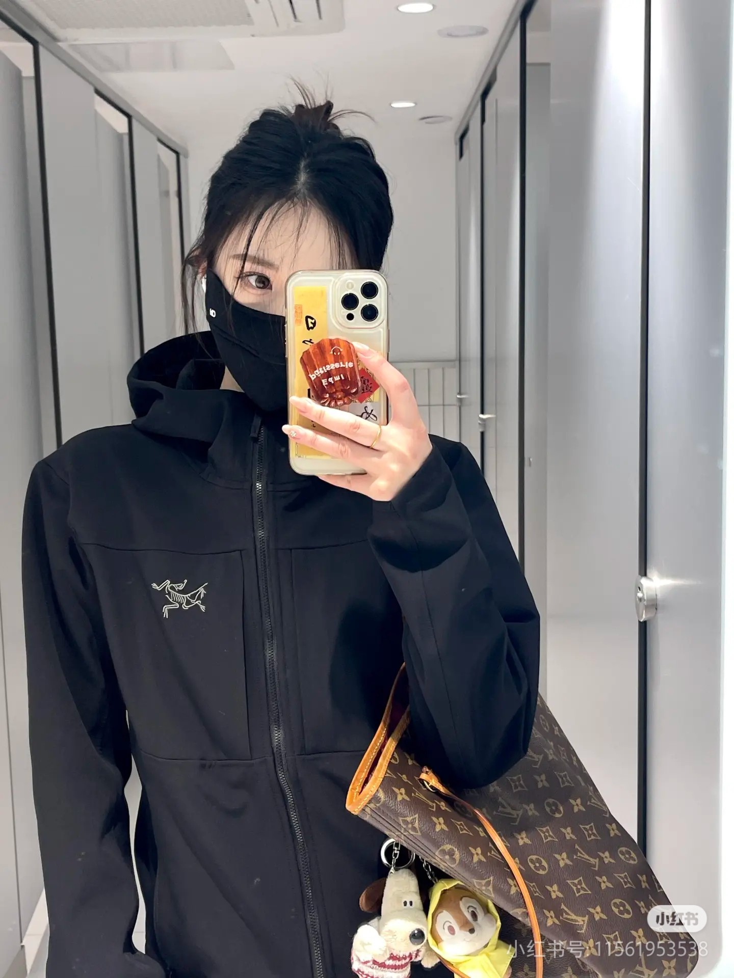 # 黑色穿搭咨询图 💰210 八色齐发
《始祖鸟/ ARC'TERYX GAMMA 户外软壳 薄加绒连帽冲锋衣外套 男女同款》
全天候系列软壳薄绒冲锋衣外套。
顶尖户外出口订单,妥妥的元货
每个登山徒步者的心中,都有一座高山去征服。但并不是每个人都有机会去挑战他们,毕竟,除了险峰,我们最经常面对的还是早高峰和晚高峰...日常工作之余,远郊徒步和登山活动越来越受到青睐,强健体魄和丰富的学识才是人生最大的两项自我投资。
这次到的是鸟的FUSEFORM科技、DRYVENT面料的新款冲锋衣。如果说雪山探险所需的冲锋衣是一件秘银重甲的话,那这一件,可算的上是轻型铠甲了。衣体采用亚洲剪裁方式
货已出,公司多做出的这批货,弄到手真心不容易!大牌!高科技面料!全身的面料是重点!据说这面料是可以有一定保存人身体体温和隔热功能!
做工方面也是相当复杂,绝非一般小工厂可以完成,
还有很多很多的高难度细节,比如拼接的地方就有不少
王者面料 防水效果非常非常的不错
防刮 防污 防水!!
强大的精髓 在于这款软壳单冲的功能性!!
就是这么的!!!
兄弟们收到货就会明白 或者说识货的一看就懂的
颜色 黑色 深灰 橙色 绿色 黄色 绿色 以太蓝 灰白
尺码:S-3XL
尺码 肩宽 胸围 袖长 衣长 建议体重
S 50 108 57 70 90-110斤
M 52 112 58 72 110-130斤
L 54 116 59 73 130-150斤
XL 56 120 60 74 150-170斤
2XL 58 124 61 76 170-190斤
3XL 60 128 62 78
190-210斤