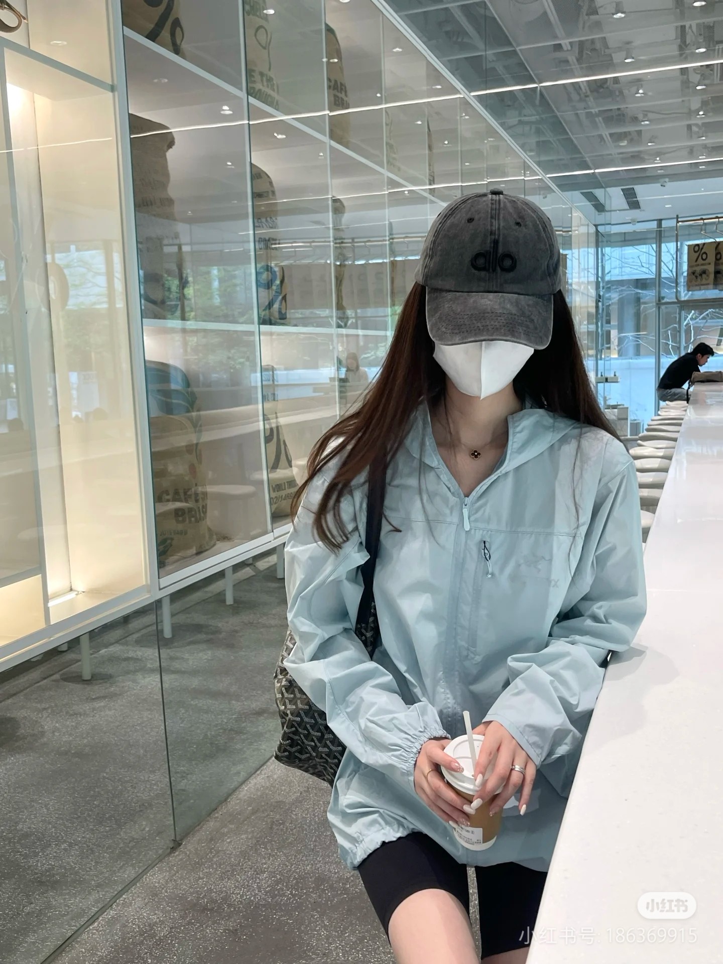 特价供💰79   全码全色都有（柜子在售）
《𝐀𝐑𝐂‘𝐓𝐄𝐑𝐘𝐗 /始祖鸟 SQUAMISH男女同款HOODY防晒衣皮肤衣风壳透气防风》

1️⃣始祖鸟25年夏季新品情侣款跑步系列运动健身夜跑夏季透气梭织上衣外套
机能薄型夹克小冲锋衣皮肤衣防晒衣！

2️⃣男女同款可配情侣装！最新款，夏季必备！高端品质无敌！
进口科技防晒面料，具备优异的高弹性原纱防晒，可反复水洗，防晒更持久阻隔紫外线高达99%不闷不热更透气空气、面料与肌肤形成汽热微循环，始终保持凉感！

3️⃣适用于远足徒步、日常旅行等多种户外运动。采用Windwall防风面料、面料特别密、经过防泼水处理、具有出色的防水防风性能、为户外活动提供舒适的防护…

4️⃣设计简约大气、老少皆宜、亲子穿着、春夏户外活动旅行必不可少…连帽设计、更好的包裹性能更好防护你，拉链安全口袋、放置小物件非常实用最为闪亮拒绝平庸…个性鲜明、时尚运动兼备！立体裁剪 层次分明、立体十足…彰显档次感！

颜色：棕拼色 极地黑  原子灰  藏青  虎尾草绿  以太蓝  暗雾紫

尺码：S—XXL

S：胸围104肩宽44袖长60.5衣长67
M 胸围108 肩宽45.5 袖长61.5 衣长69
L 胸围112 肩宽47 袖长62.5 衣长71
XL 胸围116 肩宽48.5 袖长63.5 衣长73
XXL 胸围120 肩宽50 袖长64.5 衣长75
            身高体重推荐
S（155-165  120斤以下）
M （160-170  120—140斤）
L （170-175  140-160斤）
XL（175-180 160-180斤）
XXL（180-185 180-210斤）