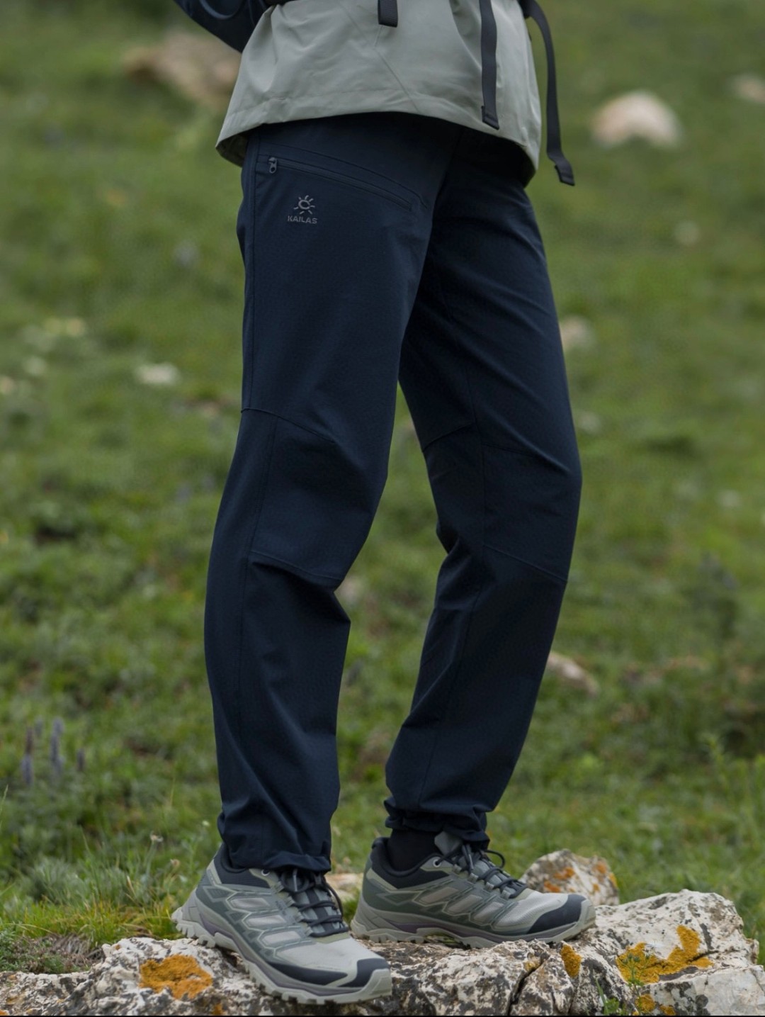 💰155(配:黑卡+鎏金盒+💰10 盒子一经售出 不退不换)
《 KAILAS凯乐石春夏季T10-m压胶软壳裤CORDURA防风耐磨弹力透气户外登山徒步裤(内里压胶)》
国货之光!凯乐石 KAILAS凯乐石,2003年创立于中国广州,品牌名称源自中国西藏冈仁波齐(KAILASH),是全球三大全系攀登品牌之一,致力于推动攀登及探险运动的发展。凯乐石专注于科技材料的开发及专业功能设计,产品线覆盖登山、攀岩、攀冰、徒步、越野跑山等多项户外运动男款软壳长裤加厚 防风 防水 透气 冲锋裤 户外必备!
品名:凯乐石T10-m软壳裤
颜色:黑色 石莲灰
尺码:M~3XL
官网同步在售,1300+
全网热销 10000+
经典爆款!立体裁剪更修身,适合运动,质感耐磨有增强, 整体风格糅合了ROCK系列元素。 采用TerraTex面料,富有弹性、防水、防风、透气、吸湿排汗性能。 精致刺绣logo,三标齐全!简约休闲款,可休闲 可户外,兼顾城市超实用, 多用途 ,多种拼接全身ykk拉链口袋,直筒版型!绝对颜值, 功能性爆表!
颜色:黑色 石莲灰
尺码:M—3XL (最大可穿210斤左右)
腰围 臀围 裤长
M 76 104 98
L 78 106 100
XL 80 110 102
XXL 82 114 103
XXXL 84 118 105
身高体重推荐
m 155-165 120斤以下
L 165-170 120-145斤
XL 170-175 145-165斤
XXL175-180 165-185斤
3XL180-185 185-210斤