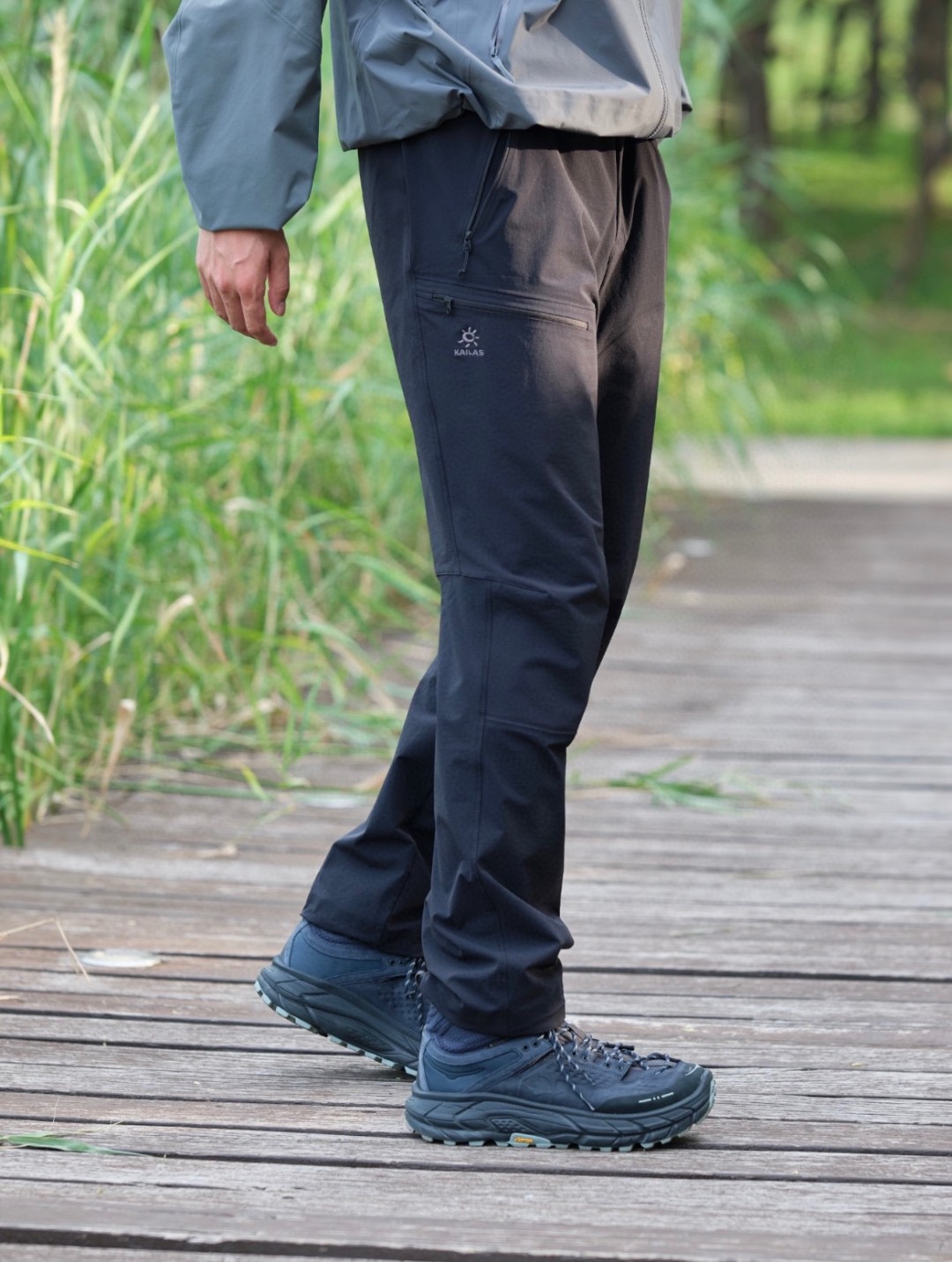 💰155（配:黑卡＋鎏金盒＋💰10    盒子一经售出 不退不换）
《 KAILAS凯乐石春夏季T10-m压胶软壳裤CORDURA防风耐磨弹力透气户外登山徒步裤（内里压胶）》

国货之光！凯乐石 KAILAS凯乐石，2003年创立于中国广州，品牌名称源自中国西藏冈仁波齐(KAILASH)，是全球三大全系攀登品牌之一，致力于推动攀登及探险运动的发展。凯乐石专注于科技材料的开发及专业功能设计，产品线覆盖登山、攀岩、攀冰、徒步、越野跑山等多项户外运动男款软壳长裤加厚  防风 防水 透气 冲锋裤 户外必备！

品名：凯乐石T10-m软壳裤
颜色：黑色  石莲灰
尺码：M～3XL

官网同步在售，1300+ 
全网热销 10000+

经典爆款！立体裁剪更修身，适合运动，质感耐磨有增强， 整体风格糅合了ROCK系列元素。 采用TerraTex面料，富有弹性、防水、防风、透气、吸湿排汗性能。 精致刺绣logo，三标齐全！简约休闲款，可休闲 可户外，兼顾城市超实用， 多用途 ，多种拼接全身ykk拉链口袋，直筒版型！绝对颜值， 功能性爆表！
颜色：黑色 石莲灰

 尺码：M—3XL （最大可穿210斤左右）

         腰围        臀围       裤长        
M        76           104        98
L         78           106        100
XL       80           110        102
XXL     82           114         103
XXXL   84          118         105
​
               身高体重推荐
m  155-165   120斤以下
L   165-170   120-145斤
XL 170-175   145-165斤
XXL175-180 165-185斤
3XL180-185 185-210斤