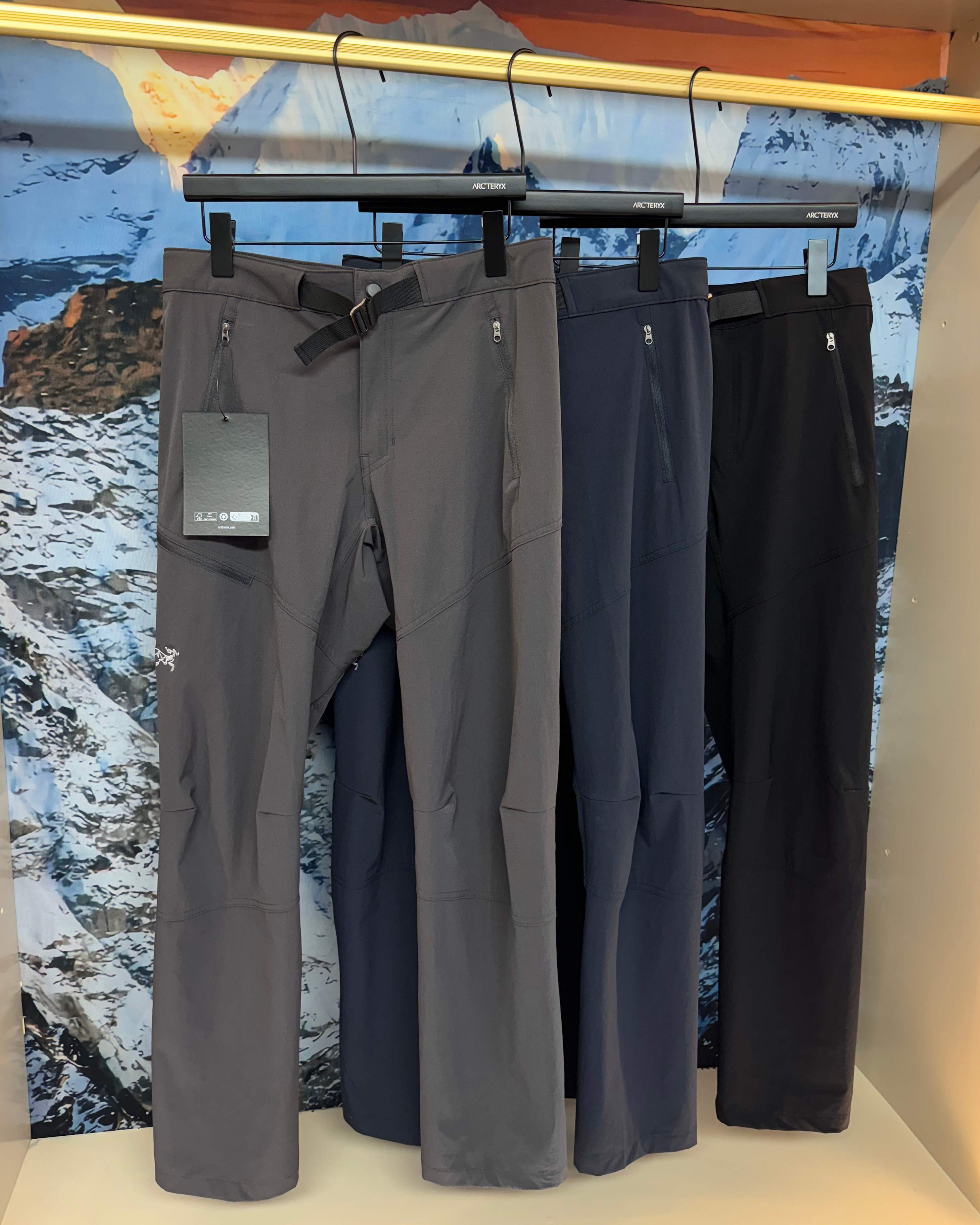 💰130(刺绣款)
【Arcteryx/始祖鸟刺绣 经典爆款 男女户外登山裤】
❗️ 独家上新!!绝对的牛货,顶级品质🔥
【官网正品1:1 小红书爆款】
🔥🔥刺绣款
🔥适合夏季的四面弹面料,轻薄舒适!透气巨好!宽松版型设计!上身效果绝佳!
好货总是这么不经意间就出来!!!
面料方面!这裤子的面料真心太棒!科技面料 真的技术含量很高!就像单层皮肤似的!特别凉快!!四面弹力面料!横向 纵向都有弹力 而且透气性很强!上身非常舒服!简单大方的款!没有太多繁琐设计!工艺精湛!品质上是到位的!
大厂流水做工 质量有保证
颜色:黑色/灰色
尺码:图9