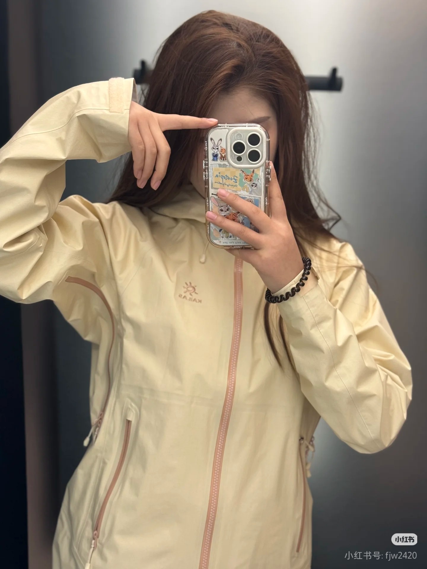 💰290 （配:黑卡＋鎏金盒＋💰10    盒子一经售出 不退不换）
《凯乐石KAILAS  博格达 女款LT 运动户外登山轻量防风防水 单层冲锋衣外套 》

户外人直接封神！这件冲锋衣让我暴雨天也能美出圈✨

谁懂啊家人们！之前爬山遇突发暴雨⛈️，穿的冲锋衣又沉又闷还漏雨，差点冻感冒！直到挖到凯乐石博格达LT单层冲锋衣，直接把户外体验焊在天花板！

轻到离谱好吗！拿在手里比我的大手机重不了多少📱，叠起来就巴掌大，塞登山包角落完全不占地，爬海拔1k+的山背一整天都不勒肩，减负感绝了！

重点是防风防水巨能打💪！上周徒步遇到飘小雨，雨点砸在衣服上直接凝成小水珠滑掉，拍两下就干净，里面的速干衣居然全干的！山顶风超大也吹不进，体感暖乎乎的但完全不闷汗，透气性真的惊到我！

最惊喜的是版型！不是那种臃肿的“户外麻袋”，微收腰设计超藏肉，搭登山裤、牛仔裤都好看，站在山顶拍照巨出片📸，同行队友追着问链接！细节也很戳人：袖口魔术贴能调松紧，连帽能牢牢护住脑袋，口袋还带拉链，放手机钥匙超安全，完全不用怕掉！

不管是日常citywalk、周末短途徒步，还是轻度登山，这件都能hold住！户外党、爱折腾的姐妹闭眼冲，穿它出门真的安全感爆棚，天气再变也不怕～😎

颜色：远天蓝   墨黑  扶光橙  风铃紫

尺码：S —XXL 

尺码  胸围  袖长  后中长  推荐体重 
 S      100   70     66         90-105
 M      104   72     62         105-120
 L       109    74    70        120-135
XL      114    75.4  71       135-150
2XL    119    76.2  72      150-170

#凯乐石冲锋衣 #博格达LT #户外穿搭天花板 #登山装备推荐 #防风防水冲锋衣