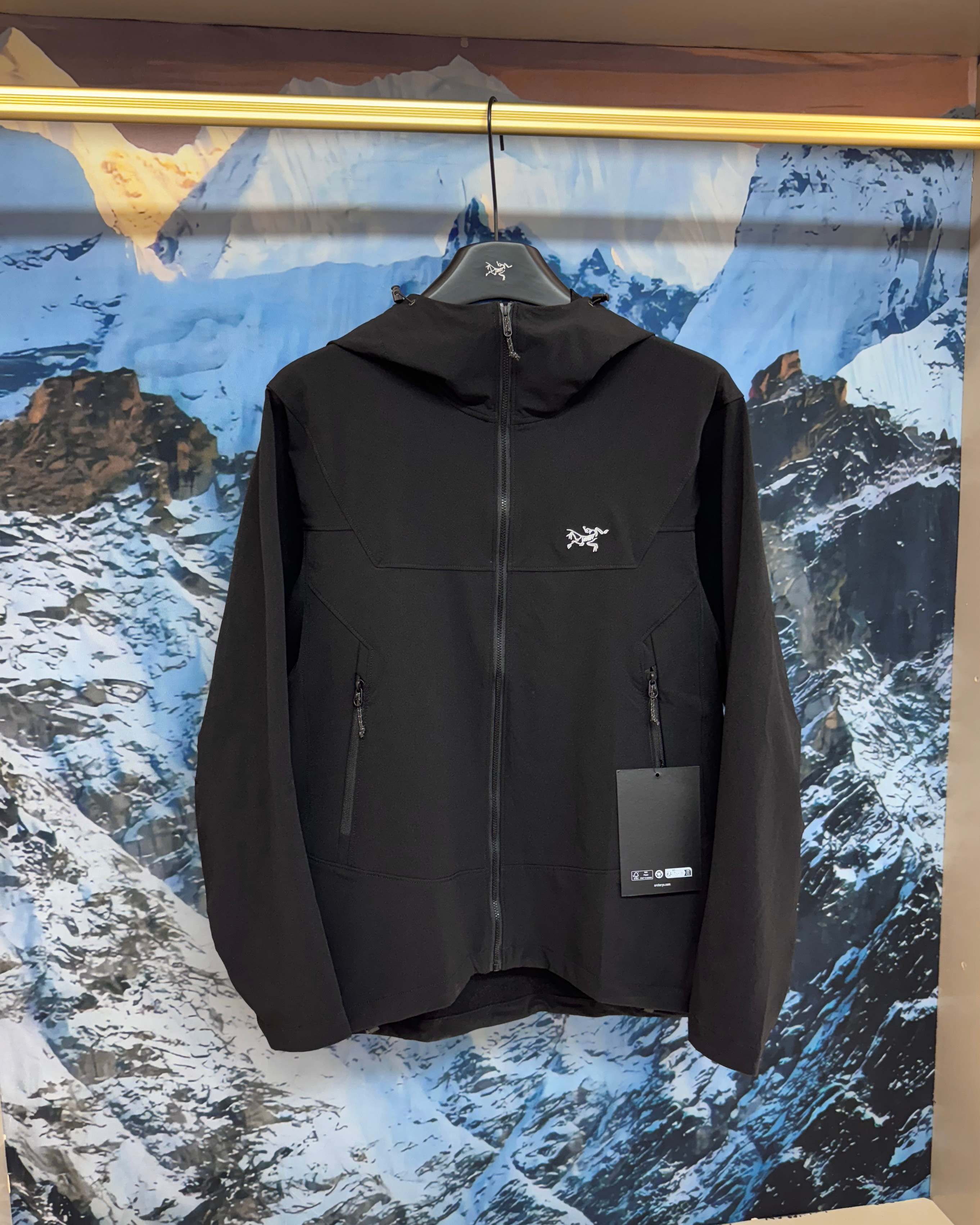 💰185
【始祖鸟/ARC‘TERYX gamma mx 透气软壳冲锋衣连帽外套 男女同款 软壳冲锋衣】
出口订单,妥妥的元货!情侣款秋冬爆款来袭户外专业无缝压胶冲锋衣加绒软壳冲锋衣
每个登山徒步者的心中,都有一座高山去征服。但并不是每个人都有机会去挑战他们,毕竟,除了险峰,我们最经常面对的还是早高峰和晚高峰...日常工作之余,远郊徒步和登山活动越来越受到青睐,强健体魄和丰富的学识才是人生最大的两项自我投资。
这次到的是鸟的FUSEFORM科技、DRYVENT面料的新款冲锋衣。如果说雪山探险所需的冲锋衣是一件秘银重甲的话,那这一件,可算的上是轻型铠甲了。衣体采用亚洲剪裁方式
货已出,公司多做出的这批货,弄到手真心不容易!大牌!高科技面料!全身的面料是重点!据说这面料是可以有一定保存人身体体温和隔热功能!
做工方面也是相当复杂,绝非一般小工厂可以完成,
胸前上品牌logo标刺秀
还有很多很多的高难度细节,比如拼接的地方就有不少
王者面料 防水效果非常非常的不错
防刮 防污 防水!!
强大的精髓 在于这款软壳单冲的功能性!!
就是这么的!!!
兄弟们收到货就会明白 或者说识货的一看就懂的
这种工艺设计实在为之惊叹!!!
我就不介绍了,兄弟们一会欣赏实拍图!
颜色:黑色 深灰 黄色 以太蓝
始祖鸟/ARC‘TERYX gamma mx尺码表
S 衣长71-袖长61-肩宽49-胸围112
M 衣长73-袖长63-肩宽50-胸围116
L 衣长75-袖长65-肩宽51-胸围120
XL 衣长77-袖长67- 肩宽52-胸围124
XXL衣长79-袖长69-肩宽53-胸围128
3XL衣长81-袖长71-肩宽54-胸围132
体重推荐
S(90-110斤)
M(110-130斤)
L(130-150斤)
XL(150-170斤)
XXL(170-190斤)
3XL(190-210斤)