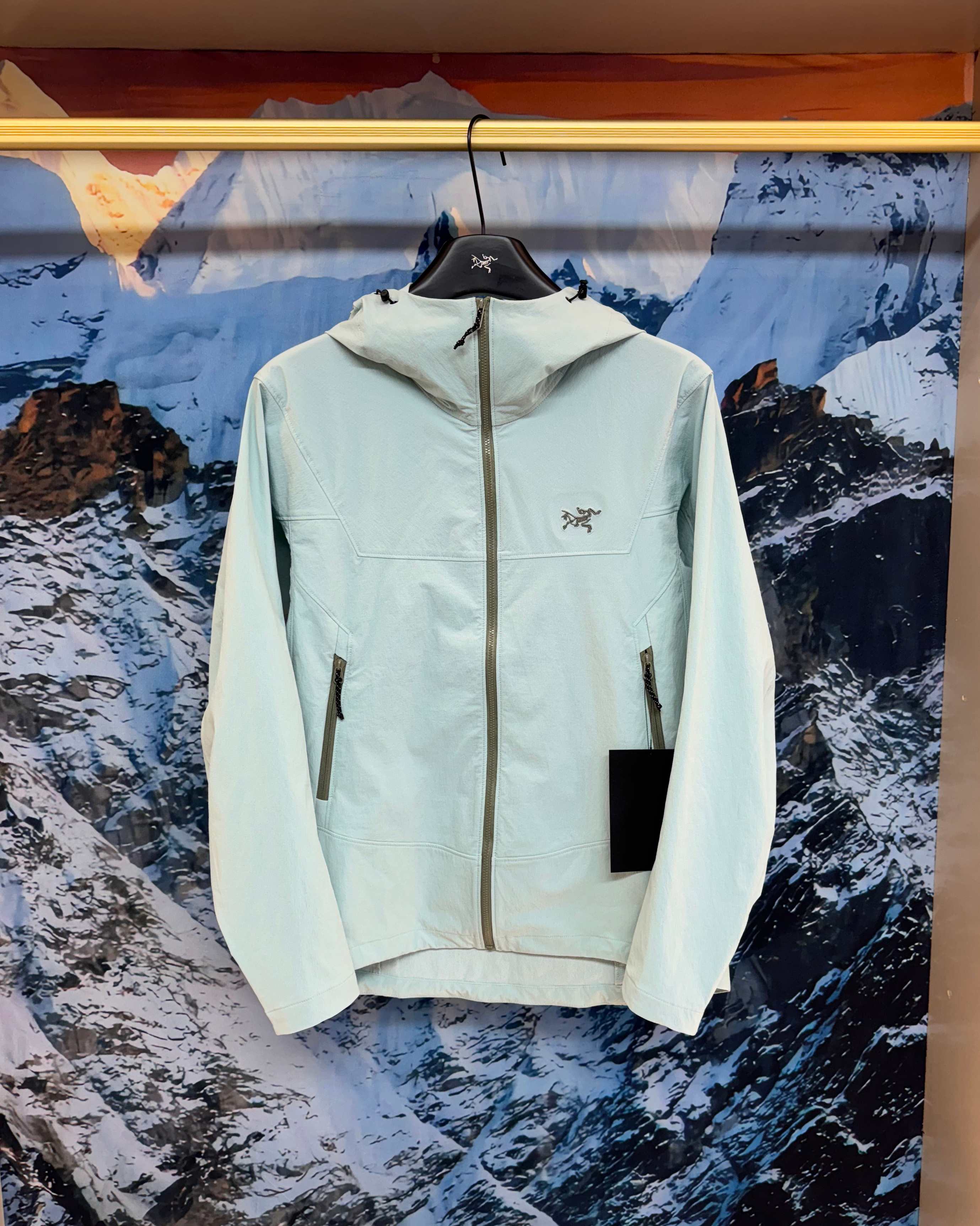 💰185
【始祖鸟/ARC‘TERYX gamma mx 透气软壳冲锋衣连帽外套 男女同款 软壳冲锋衣】
出口订单,妥妥的元货!情侣款秋冬爆款来袭户外专业无缝压胶冲锋衣加绒软壳冲锋衣
每个登山徒步者的心中,都有一座高山去征服。但并不是每个人都有机会去挑战他们,毕竟,除了险峰,我们最经常面对的还是早高峰和晚高峰...日常工作之余,远郊徒步和登山活动越来越受到青睐,强健体魄和丰富的学识才是人生最大的两项自我投资。
这次到的是鸟的FUSEFORM科技、DRYVENT面料的新款冲锋衣。如果说雪山探险所需的冲锋衣是一件秘银重甲的话,那这一件,可算的上是轻型铠甲了。衣体采用亚洲剪裁方式
货已出,公司多做出的这批货,弄到手真心不容易!大牌!高科技面料!全身的面料是重点!据说这面料是可以有一定保存人身体体温和隔热功能!
做工方面也是相当复杂,绝非一般小工厂可以完成,
胸前上品牌logo标刺秀
还有很多很多的高难度细节,比如拼接的地方就有不少
王者面料 防水效果非常非常的不错
防刮 防污 防水!!
强大的精髓 在于这款软壳单冲的功能性!!
就是这么的!!!
兄弟们收到货就会明白 或者说识货的一看就懂的
这种工艺设计实在为之惊叹!!!
我就不介绍了,兄弟们一会欣赏实拍图!
颜色:黑色 深灰 黄色 以太蓝
始祖鸟/ARC‘TERYX gamma mx尺码表
S 衣长71-袖长61-肩宽49-胸围112
M 衣长73-袖长63-肩宽50-胸围116
L 衣长75-袖长65-肩宽51-胸围120
XL 衣长77-袖长67- 肩宽52-胸围124
XXL衣长79-袖长69-肩宽53-胸围128
3XL衣长81-袖长71-肩宽54-胸围132
体重推荐
S(90-110斤)
M(110-130斤)
L(130-150斤)
XL(150-170斤)
XXL(170-190斤)
3XL(190-210斤)