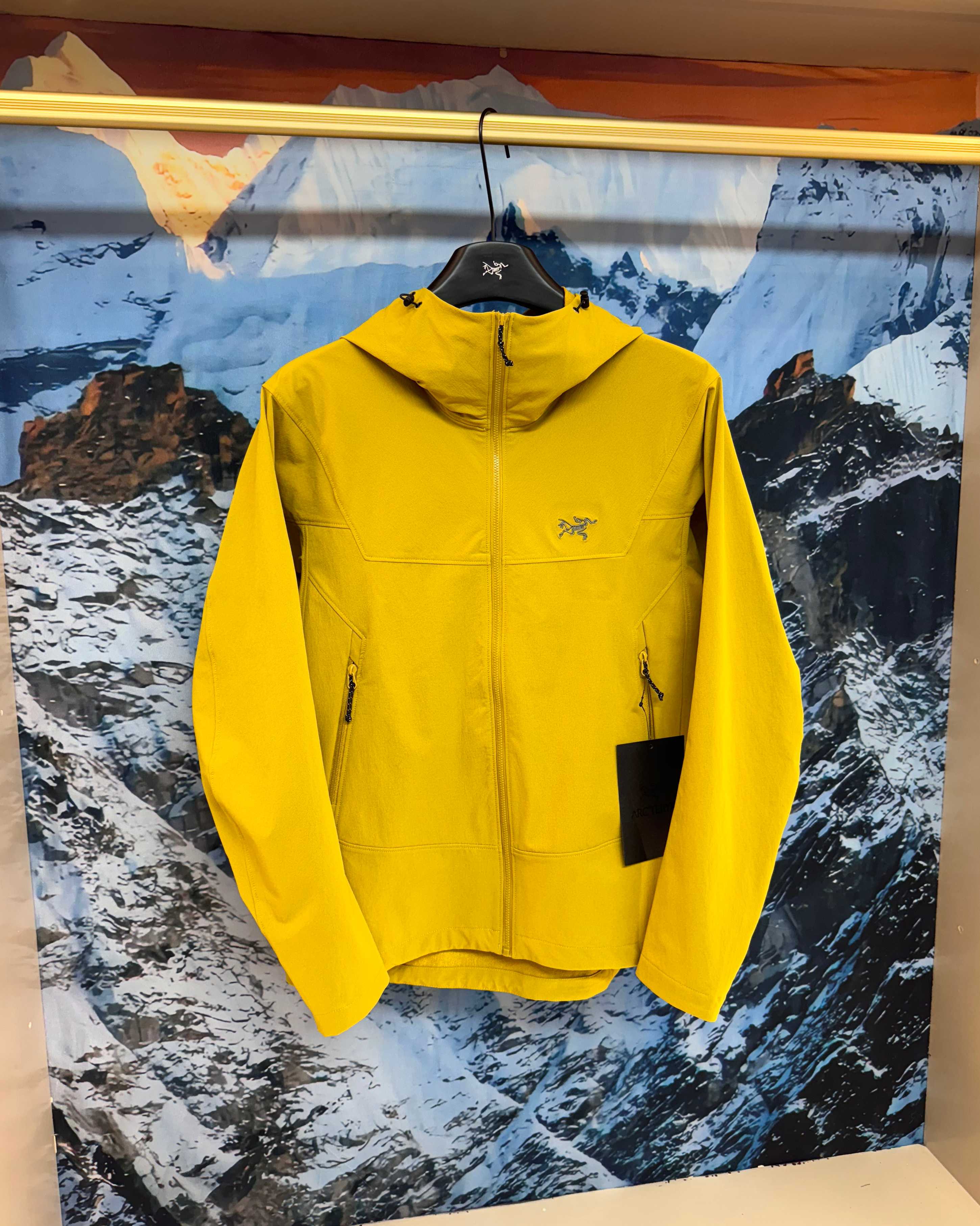 💰185
【始祖鸟/ARC‘TERYX gamma mx 透气软壳冲锋衣连帽外套 男女同款 软壳冲锋衣】
    出口订单，妥妥的元货！情侣款秋冬爆款来袭户外专业无缝压胶冲锋衣加绒软壳冲锋衣
每个登山徒步者的心中，都有一座高山去征服。但并不是每个人都有机会去挑战他们，毕竟，除了险峰，我们最经常面对的还是早高峰和晚高峰...日常工作之余，远郊徒步和登山活动越来越受到青睐，强健体魄和丰富的学识才是人生最大的两项自我投资。
这次到的是鸟的FUSEFORM科技、DRYVENT面料的新款冲锋衣。如果说雪山探险所需的冲锋衣是一件秘银重甲的话，那这一件，可算的上是轻型铠甲了。衣体采用亚洲剪裁方式
货已出，公司多做出的这批货，弄到手真心不容易！大牌！高科技面料！全身的面料是重点！据说这面料是可以有一定保存人身体体温和隔热功能！
做工方面也是相当复杂，绝非一般小工厂可以完成，
胸前上品牌logo标刺秀
还有很多很多的高难度细节，比如拼接的地方就有不少
王者面料 防水效果非常非常的不错
防刮 防污 防水！！
强大的精髓 在于这款软壳单冲的功能性！！
就是这么的！！！
兄弟们收到货就会明白 或者说识货的一看就懂的
这种工艺设计实在为之惊叹！！！
我就不介绍了，兄弟们一会欣赏实拍图！

颜色：黑色  深灰  黄色  以太蓝

  始祖鸟/ARC‘TERYX gamma mx尺码表

 S 衣长71-袖长61-肩宽49-胸围112
 M 衣长73-袖长63-肩宽50-胸围116
 L 衣长75-袖长65-肩宽51-胸围120
XL 衣长77-袖长67- 肩宽52-胸围124
XXL衣长79-袖长69-肩宽53-胸围128
3XL衣长81-袖长71-肩宽54-胸围132
         体重推荐
S(90-110斤）
M（110-130斤）
L（130-150斤）
XL（150-170斤）
XXL（170-190斤）
3XL（190-210斤）