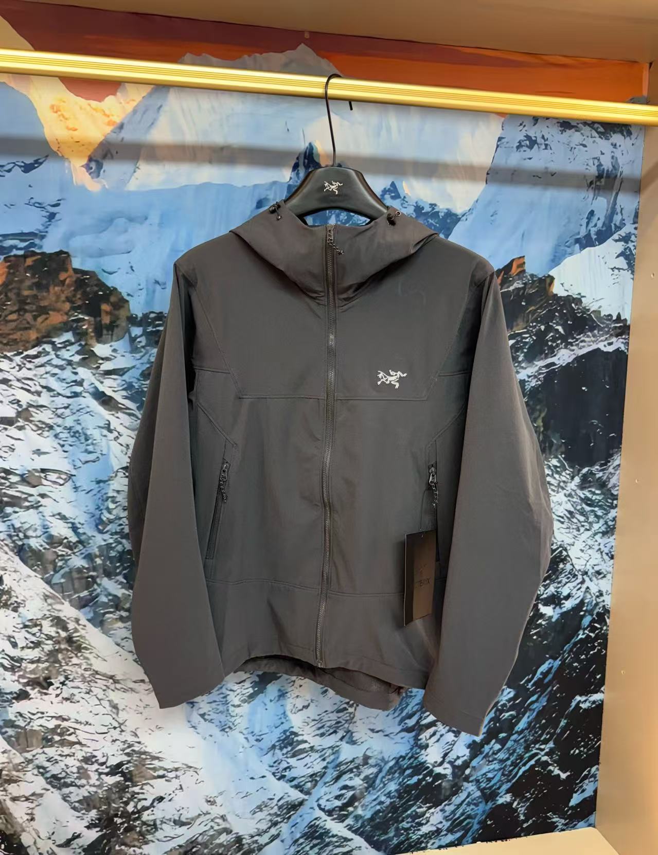 💰185
【始祖鸟/ARC‘TERYX gamma mx 透气软壳冲锋衣连帽外套 男女同款 软壳冲锋衣】
出口订单,妥妥的元货!情侣款秋冬爆款来袭户外专业无缝压胶冲锋衣加绒软壳冲锋衣
每个登山徒步者的心中,都有一座高山去征服。但并不是每个人都有机会去挑战他们,毕竟,除了险峰,我们最经常面对的还是早高峰和晚高峰...日常工作之余,远郊徒步和登山活动越来越受到青睐,强健体魄和丰富的学识才是人生最大的两项自我投资。
这次到的是鸟的FUSEFORM科技、DRYVENT面料的新款冲锋衣。如果说雪山探险所需的冲锋衣是一件秘银重甲的话,那这一件,可算的上是轻型铠甲了。衣体采用亚洲剪裁方式
货已出,公司多做出的这批货,弄到手真心不容易!大牌!高科技面料!全身的面料是重点!据说这面料是可以有一定保存人身体体温和隔热功能!
做工方面也是相当复杂,绝非一般小工厂可以完成,
胸前上品牌logo标刺秀
还有很多很多的高难度细节,比如拼接的地方就有不少
王者面料 防水效果非常非常的不错
防刮 防污 防水!!
强大的精髓 在于这款软壳单冲的功能性!!
就是这么的!!!
兄弟们收到货就会明白 或者说识货的一看就懂的
这种工艺设计实在为之惊叹!!!
我就不介绍了,兄弟们一会欣赏实拍图!
颜色:黑色 深灰 黄色 以太蓝
始祖鸟/ARC‘TERYX gamma mx尺码表
S 衣长71-袖长61-肩宽49-胸围112
M 衣长73-袖长63-肩宽50-胸围116
L 衣长75-袖长65-肩宽51-胸围120
XL 衣长77-袖长67- 肩宽52-胸围124
XXL衣长79-袖长69-肩宽53-胸围128
3XL衣长81-袖长71-肩宽54-胸围132
体重推荐
S(90-110斤)
M(110-130斤)
L(130-150斤)
XL(150-170斤)
XXL(170-190斤)
3XL(190-210斤)