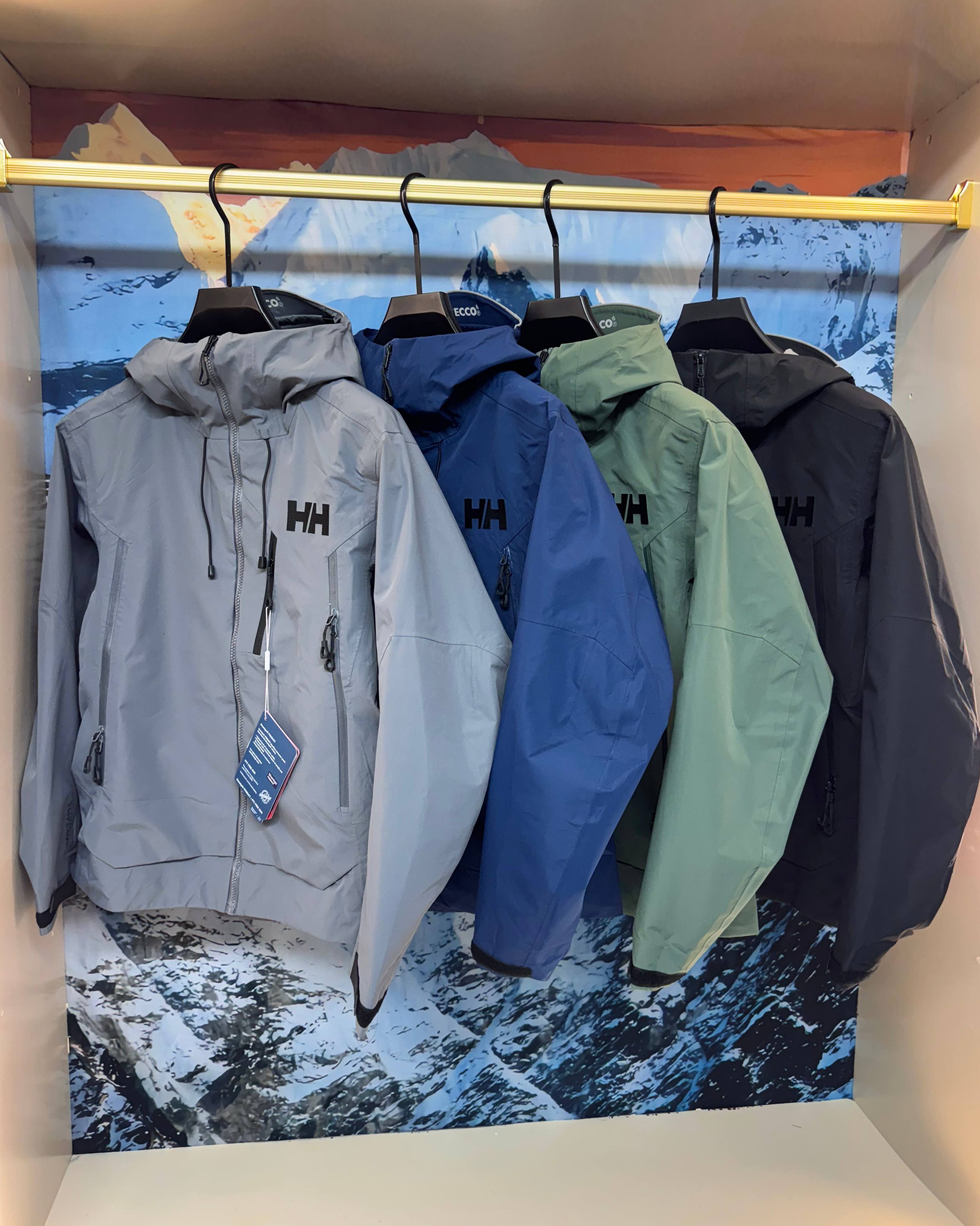 💰260 (王一博同款 顶级版本)
《HELLY HANSEN / HH 海丽汉森 奥丁九界 3.0 专柜新款户外硬壳冲锋连帽外套冲锋衣-》
Color:黑色 绿色 灰色 藏青色
Size:M L XL XXL
顶级溢胶品质 真正的代购版本!
整衣使用 DERMIZAX 面料,JIS 标准防水等级,相比常规的硬壳具有一定弹力,防御暴雨等级
采用全身热压胶贴合工艺,让整衣服没有缝隙,进一步加强衣服的防水效果。
无拘束版型让穿着更加自如,同时腋下通风透气拉链设计,确保穿着舒适,即使在运动过程中也不会感觉闷热。
整衣确实非常防水,多次穿着在雨中行进,整个人的上身完全干爽,没有出现渗透的情况。如果穿着过程中感到稍微有些闷热,可以通过腋下的通风拉链来调节,保持舒适。
此款冲锋衣适用于户外活动,比如徒步、往返办公或学校等。
【HELLY HANSEN】
此款冲锋衣来自专业户外品牌,挪威的HH!
搭载专业防泼水面料得北欧品牌冲锋衣,设计线条简约流畅,机能型格尽显。