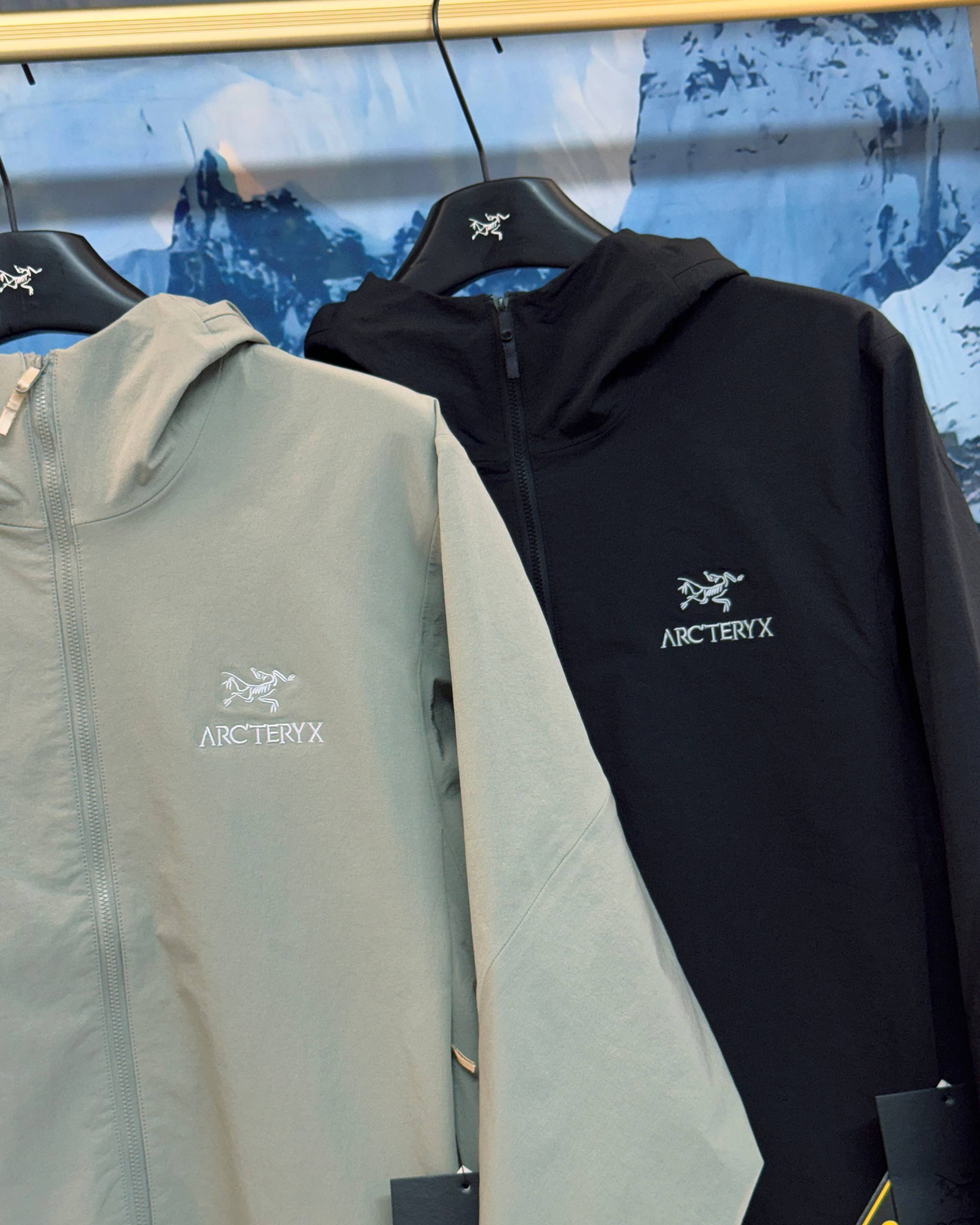 💰150( 软壳 全压胶)
《 Arc'teryx丨始祖鸟 软壳 LT连帽压胶 登山户外防风防水 夹克 外套 》
胸前重工经典刺绣logo//软壳外套的版型设计经过精心考量,既贴合人体曲线,又给予身体充分的活动空间,无论是日常出行还是户外运动,都能让您行动自如。而且,多种时尚颜色可 供💰选择,满足您不同的审美需求。
专业的户外三防软壳材质,致密梭织哑光肌理,防泼、抗风、耐脏、抗皱。里面有一层透气孔面料!厚实并且亲肤性很好
我们的冲锋衣外套,采用先进的科技面料,兼具卓越的功能性与时尚的外观设计。其出色的防风性能,能有效阻挡寒风侵袭,为您带来温暖的呵护。同时,良好的防水特性,让您在面对小雨等潮湿天气时也能从容不迫。
注重细节,在这款冲锋衣上也不遗余力。精致的ykk拉链、牢固的缝线、使用的隐形口袋设计,每一个细节都彰显着品质与用心
此款外套非常百搭,日常上班 户外运动都可以穿着,所以无论您平时穿或者户外穿都是您的最佳选择。
颜色 : 黑色 灰绿色
尺码 : M-XXXL
M L XL XXL XXXL
衣长. 66. 68. 70. 72. 74
胸围. 110. 114. 118. 122. 128
袖长 59. 60. 61. 62. 63
身高体重推荐
M(160-170 90-115斤)
L(170-175 115-135斤)
XL(175-180 135-155斤)
XXL(180-185 155-175斤)
XXXL(185-190 175-200斤)