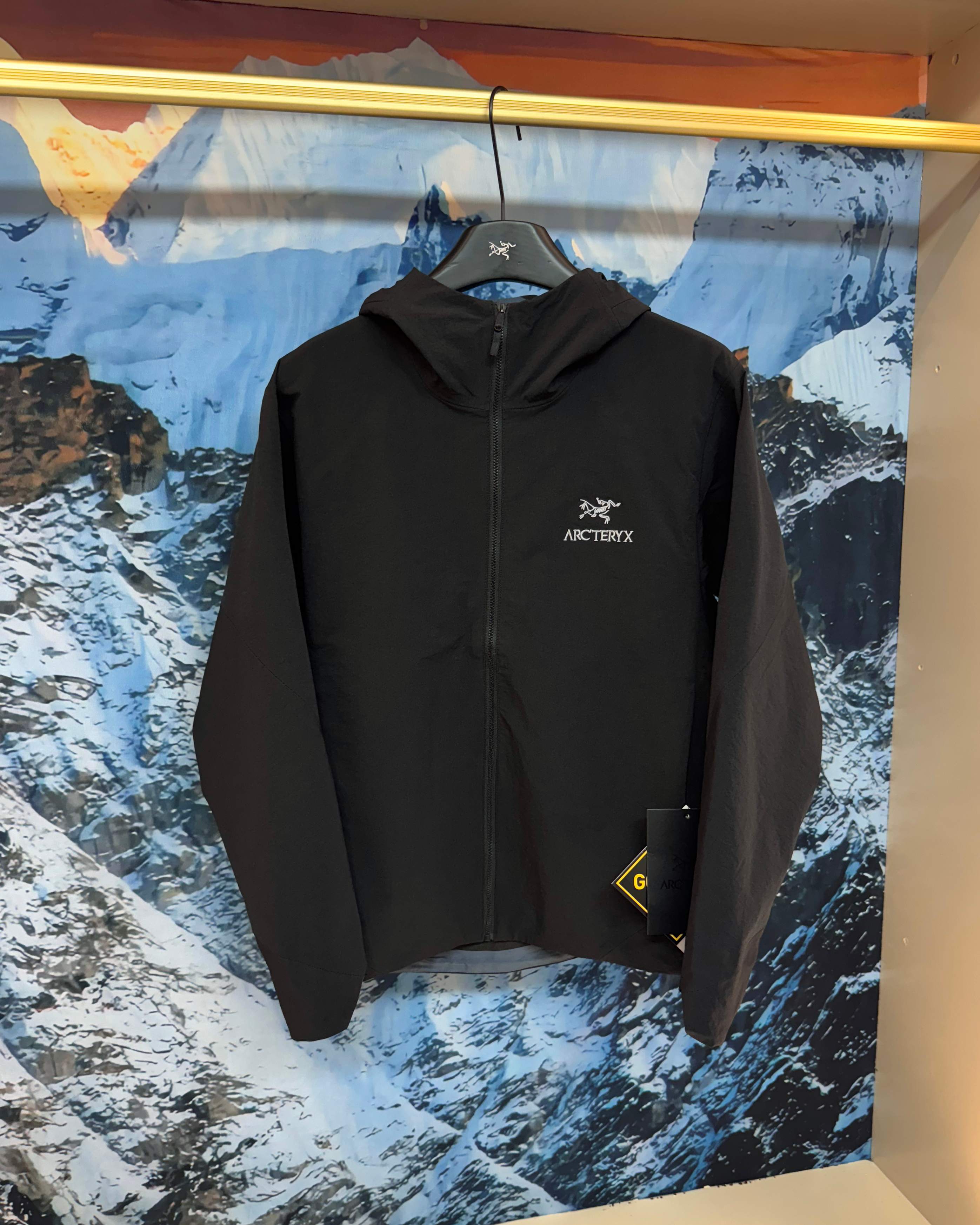 💰150( 软壳 全压胶)
《 Arc'teryx丨始祖鸟 软壳 LT连帽压胶 登山户外防风防水 夹克 外套 》
胸前重工经典刺绣logo//软壳外套的版型设计经过精心考量,既贴合人体曲线,又给予身体充分的活动空间,无论是日常出行还是户外运动,都能让您行动自如。而且,多种时尚颜色可 供💰选择,满足您不同的审美需求。
专业的户外三防软壳材质,致密梭织哑光肌理,防泼、抗风、耐脏、抗皱。里面有一层透气孔面料!厚实并且亲肤性很好
我们的冲锋衣外套,采用先进的科技面料,兼具卓越的功能性与时尚的外观设计。其出色的防风性能,能有效阻挡寒风侵袭,为您带来温暖的呵护。同时,良好的防水特性,让您在面对小雨等潮湿天气时也能从容不迫。
注重细节,在这款冲锋衣上也不遗余力。精致的ykk拉链、牢固的缝线、使用的隐形口袋设计,每一个细节都彰显着品质与用心
此款外套非常百搭,日常上班 户外运动都可以穿着,所以无论您平时穿或者户外穿都是您的最佳选择。
颜色 : 黑色 灰绿色
尺码 : M-XXXL
M L XL XXL XXXL
衣长. 66. 68. 70. 72. 74
胸围. 110. 114. 118. 122. 128
袖长 59. 60. 61. 62. 63
身高体重推荐
M(160-170 90-115斤)
L(170-175 115-135斤)
XL(175-180 135-155斤)
XXL(180-185 155-175斤)
XXXL(185-190 175-200斤)