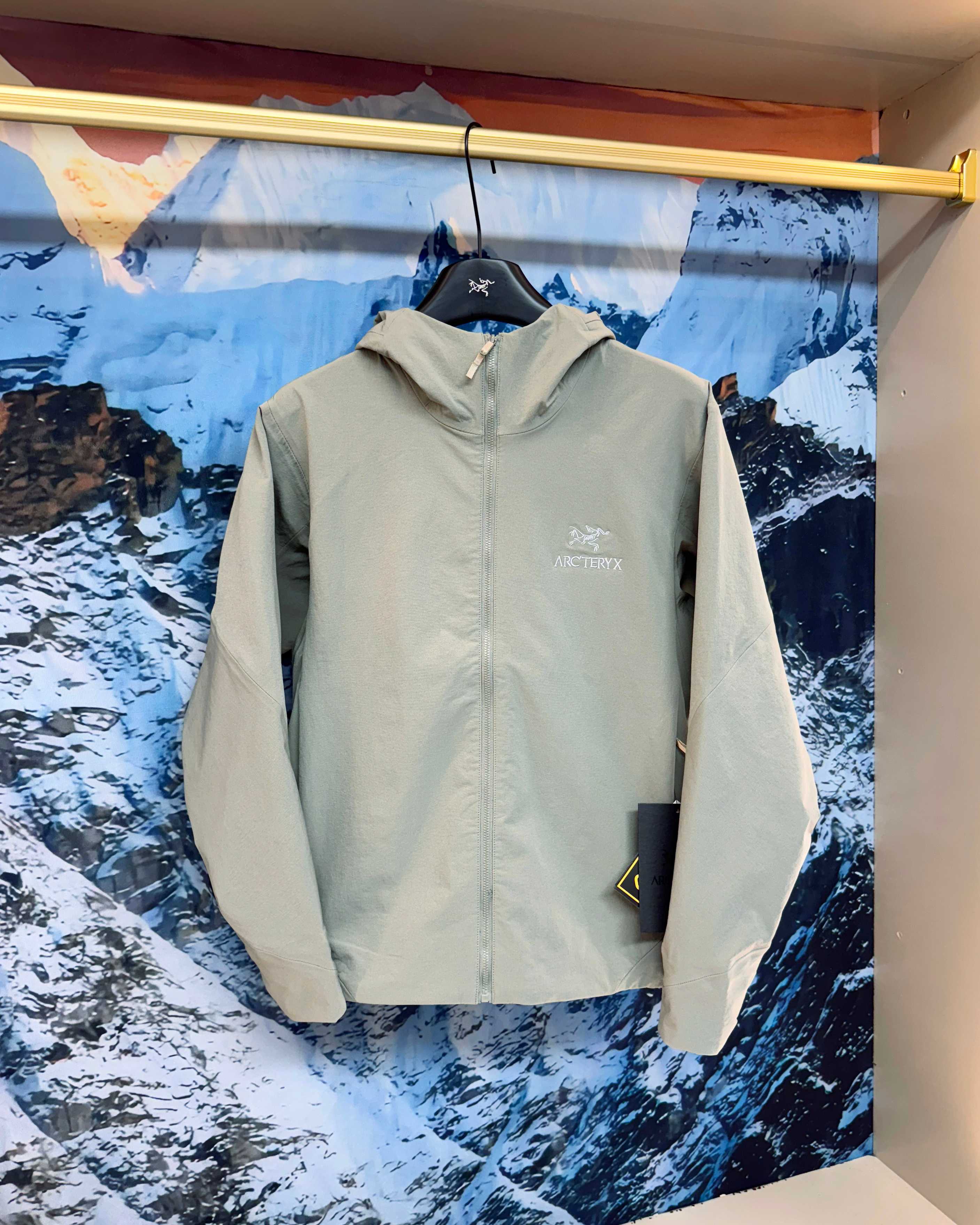 💰150( 软壳 全压胶)
《 Arc'teryx丨始祖鸟 软壳 LT连帽压胶 登山户外防风防水 夹克 外套 》
胸前重工经典刺绣logo//软壳外套的版型设计经过精心考量,既贴合人体曲线,又给予身体充分的活动空间,无论是日常出行还是户外运动,都能让您行动自如。而且,多种时尚颜色可 供💰选择,满足您不同的审美需求。
专业的户外三防软壳材质,致密梭织哑光肌理,防泼、抗风、耐脏、抗皱。里面有一层透气孔面料!厚实并且亲肤性很好
我们的冲锋衣外套,采用先进的科技面料,兼具卓越的功能性与时尚的外观设计。其出色的防风性能,能有效阻挡寒风侵袭,为您带来温暖的呵护。同时,良好的防水特性,让您在面对小雨等潮湿天气时也能从容不迫。
注重细节,在这款冲锋衣上也不遗余力。精致的ykk拉链、牢固的缝线、使用的隐形口袋设计,每一个细节都彰显着品质与用心
此款外套非常百搭,日常上班 户外运动都可以穿着,所以无论您平时穿或者户外穿都是您的最佳选择。
颜色 : 黑色 灰绿色
尺码 : M-XXXL
M L XL XXL XXXL
衣长. 66. 68. 70. 72. 74
胸围. 110. 114. 118. 122. 128
袖长 59. 60. 61. 62. 63
身高体重推荐
M(160-170 90-115斤)
L(170-175 115-135斤)
XL(175-180 135-155斤)
XXL(180-185 155-175斤)
XXXL(185-190 175-200斤)