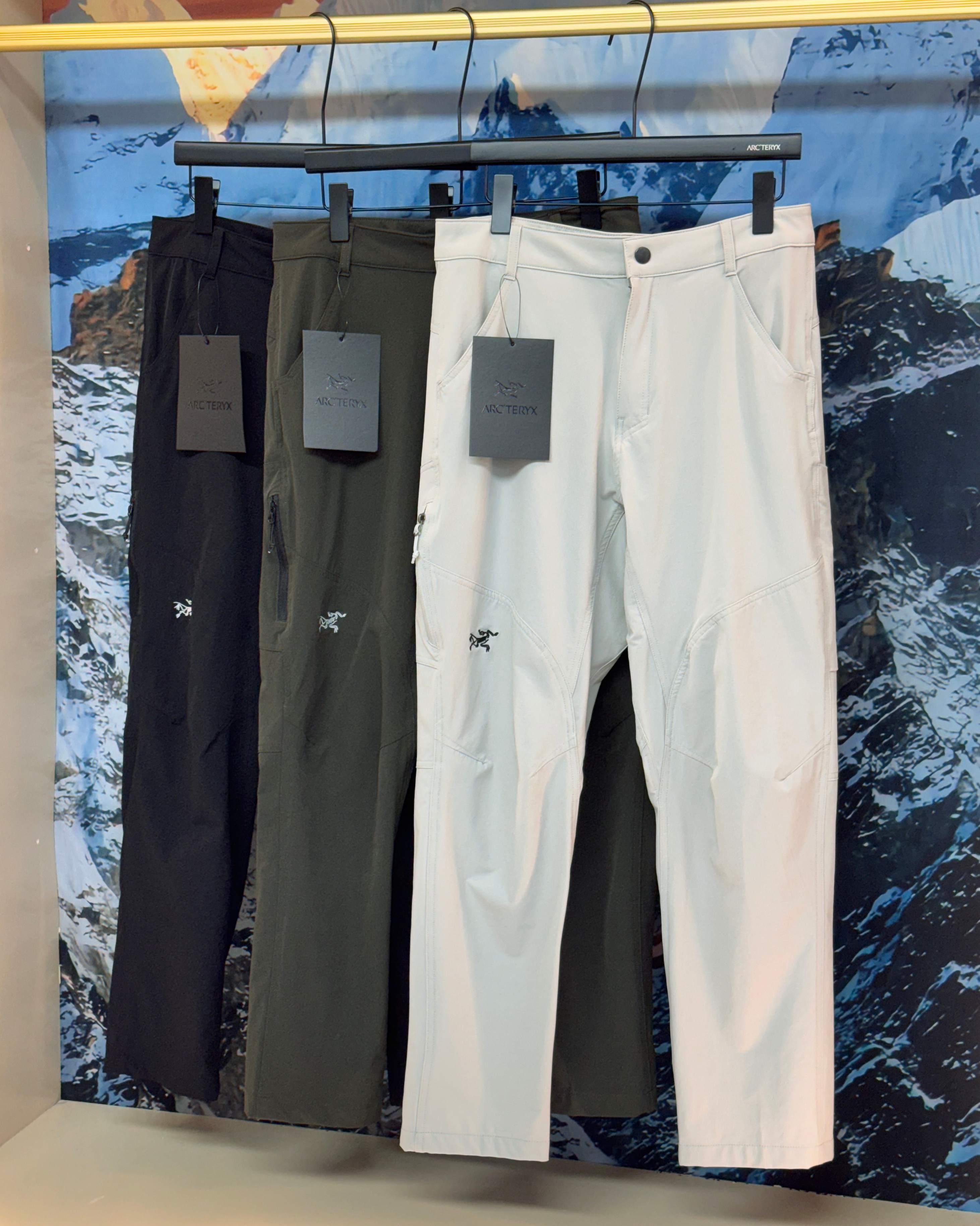 💰150(刺绣款)
【Arcteryx/始祖鸟刺绣 经典爆款 男女户外登山裤】
❗️ 独家上新!!绝对的牛货,顶级品质 🔥🔥刺绣款
🔥适合夏季的四面弹面料,轻薄舒适!透气巨好!宽松版型设计!上身效果绝佳!
好货总是这么不经意间就出来!!!
面料方面!这裤子的面料真心太棒!科技面料 真的技术含量很高!就像单层皮肤似的!特别凉快!!四面弹力面料!横向 纵向都有弹力 而且透气性很强!上身非常舒服!简单大方的款!没有太多繁琐设计!工艺精湛!品质上是到位的!
大厂流水做工 质量有保证
颜色:极地黑/橄榄绿/灰白
尺码M—3XL
身高体重推荐
M 160-165 95-120斤
L 165-170 120-140斤
XL 170-175 140-160斤
XXL 175-180 160-180斤
3XL 180-188 180-200斤