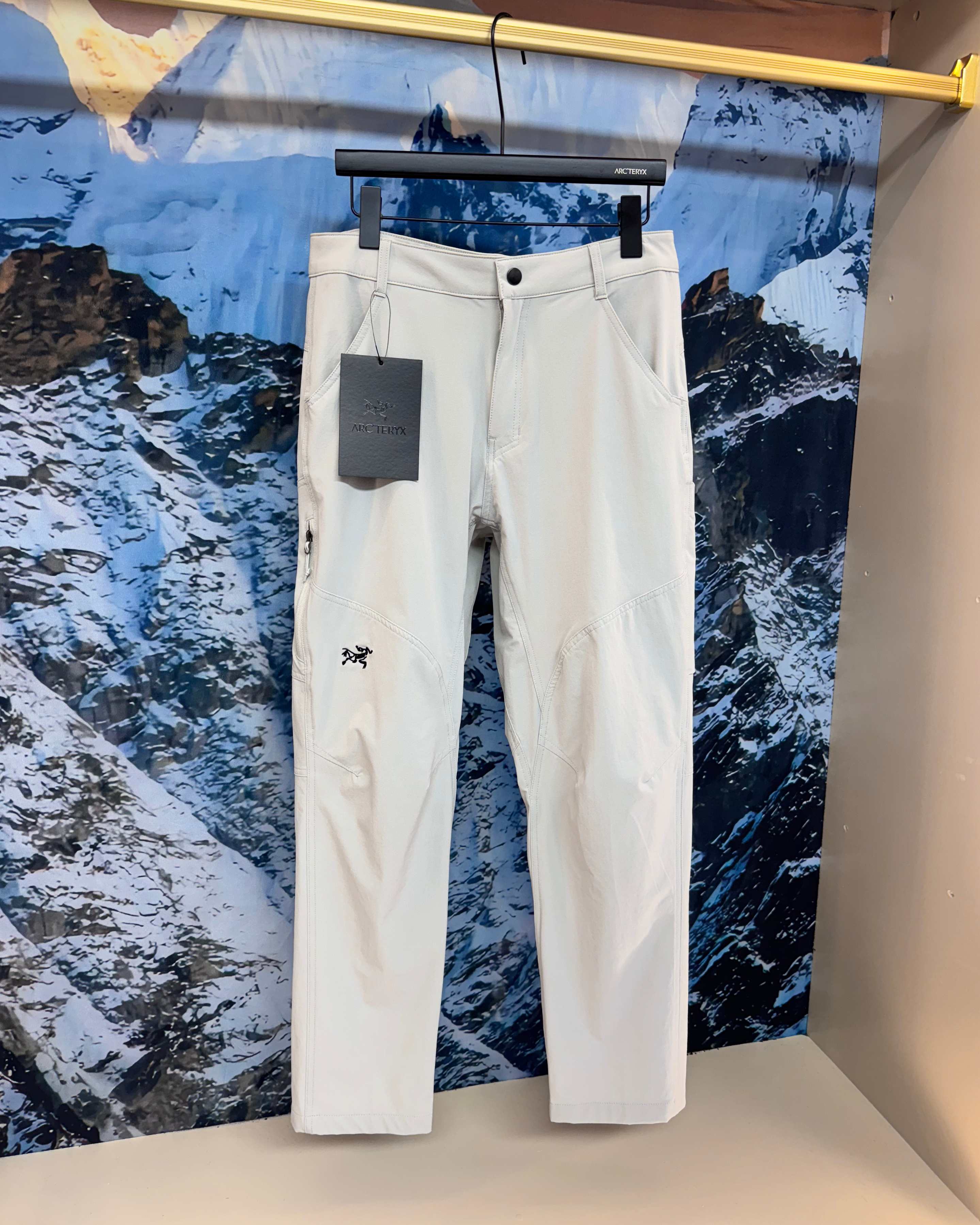 💰150(刺绣款)
【Arcteryx/始祖鸟刺绣 经典爆款 男女户外登山裤】
❗️ 独家上新!!绝对的牛货,顶级品质 🔥🔥刺绣款
🔥适合夏季的四面弹面料,轻薄舒适!透气巨好!宽松版型设计!上身效果绝佳!
好货总是这么不经意间就出来!!!
面料方面!这裤子的面料真心太棒!科技面料 真的技术含量很高!就像单层皮肤似的!特别凉快!!四面弹力面料!横向 纵向都有弹力 而且透气性很强!上身非常舒服!简单大方的款!没有太多繁琐设计!工艺精湛!品质上是到位的!
大厂流水做工 质量有保证
颜色:极地黑/橄榄绿/灰白
尺码M—3XL
身高体重推荐
M 160-165 95-120斤
L 165-170 120-140斤
XL 170-175 140-160斤
XXL 175-180 160-180斤
3XL 180-188 180-200斤