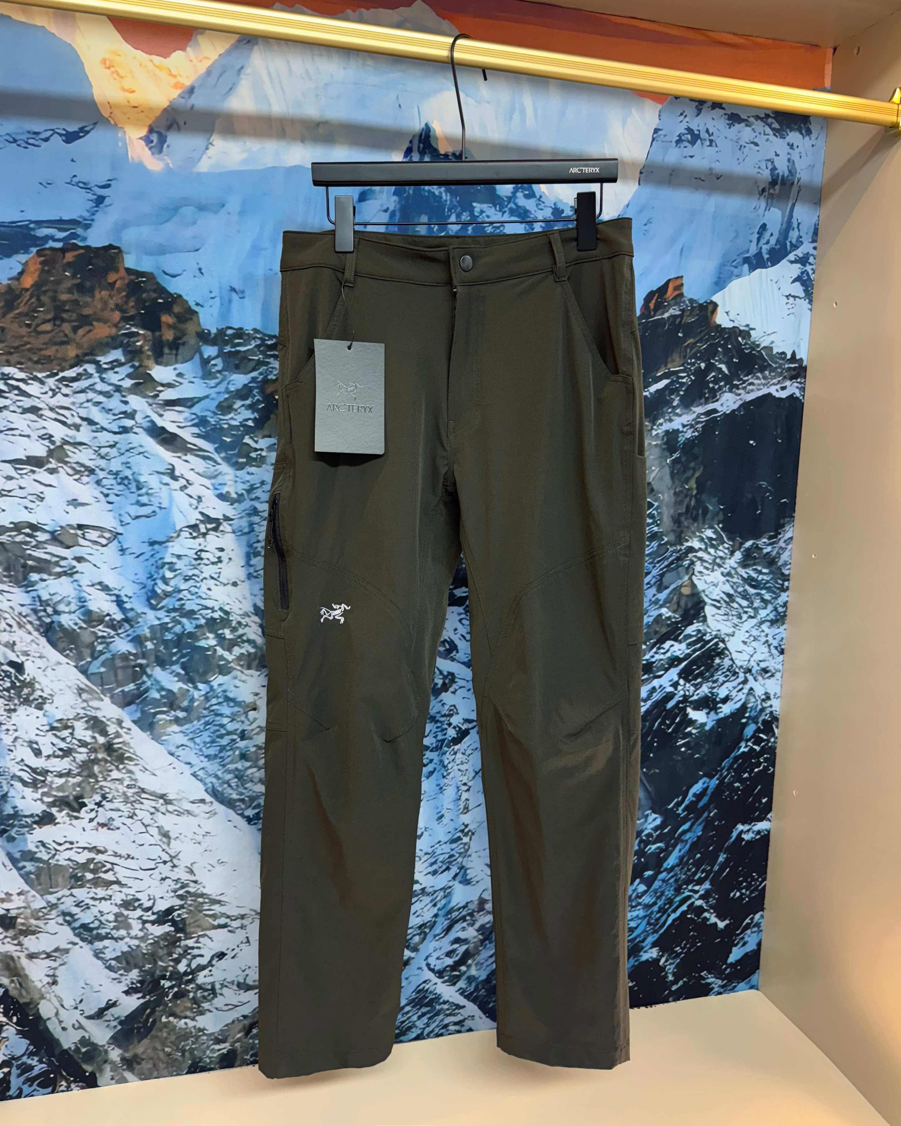 💰150(刺绣款)
【Arcteryx/始祖鸟刺绣 经典爆款 男女户外登山裤】
❗️ 独家上新!!绝对的牛货,顶级品质 🔥🔥刺绣款
🔥适合夏季的四面弹面料,轻薄舒适!透气巨好!宽松版型设计!上身效果绝佳!
好货总是这么不经意间就出来!!!
面料方面!这裤子的面料真心太棒!科技面料 真的技术含量很高!就像单层皮肤似的!特别凉快!!四面弹力面料!横向 纵向都有弹力 而且透气性很强!上身非常舒服!简单大方的款!没有太多繁琐设计!工艺精湛!品质上是到位的!
大厂流水做工 质量有保证
颜色:极地黑/橄榄绿/灰白
尺码M—3XL
身高体重推荐
M 160-165 95-120斤
L 165-170 120-140斤
XL 170-175 140-160斤
XXL 175-180 160-180斤
3XL 180-188 180-200斤