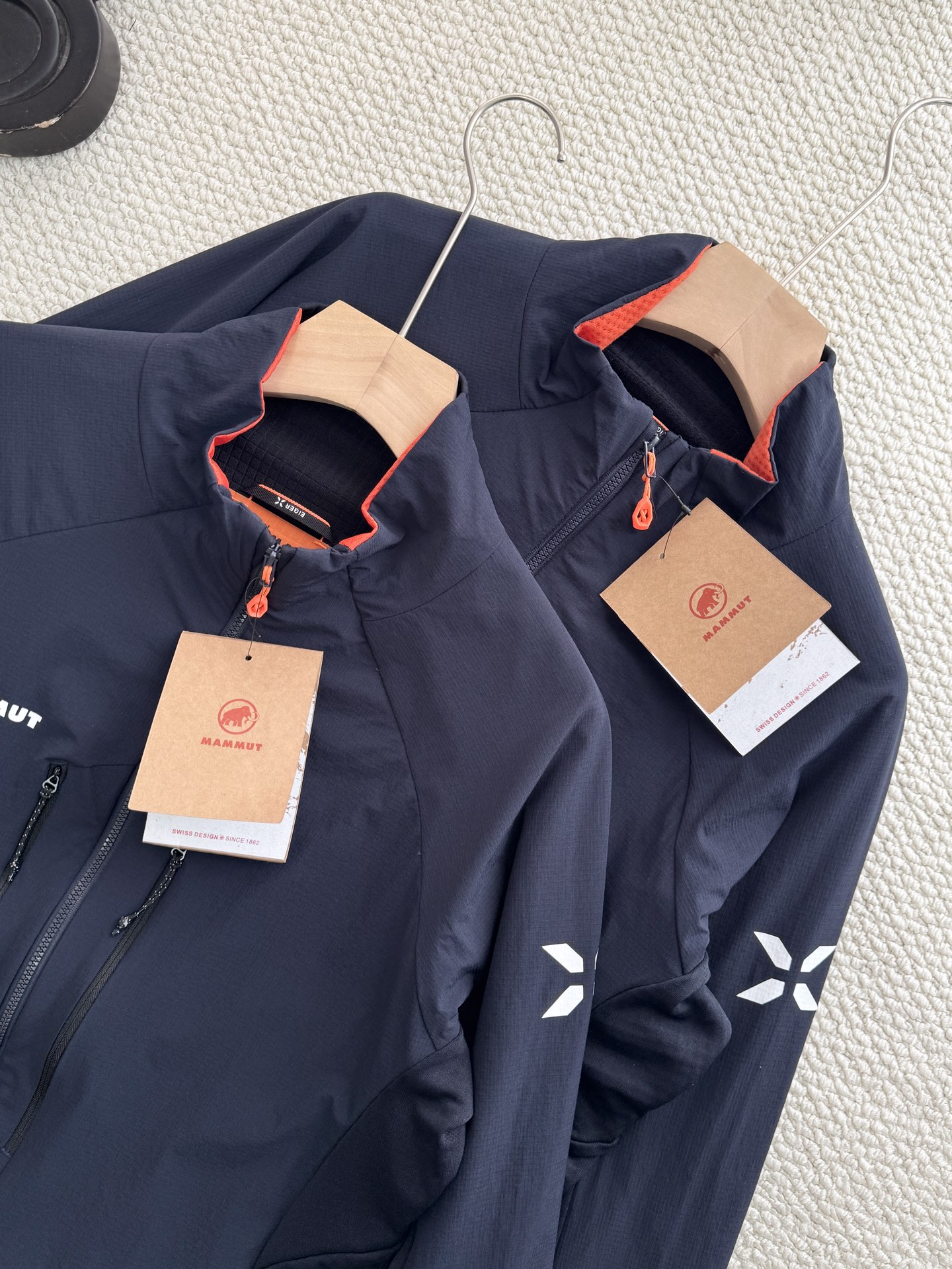 💰165
Mammut Eiger Nordwand ML Hybrid猛犸象艾格系列男款轻量棉抓绒

颜色：藏青
尺码：m~xxl

设计细节拉满：采用立领剪裁搭配半开拉链（主拉链全开设计），领口内侧的橙色撞色点缀，打破藏青纯色的沉闷；左胸品牌字母标识、袖侧的大象logo简约又具辨识度，拉链口袋的隐形设计既保证实用性又不破坏整体版型，肩部与衣身的拼接剪裁更贴合人体工学，活动无束缚。

功能性硬核在线：主打轻量化抓绒面料，兼顾保暖性与透气性，秋冬单穿锁温不闷汗，作为中间层搭配冲锋衣也不会显得臃肿；面料具备一定的抗风性，徒步、登山等户外场景能有效抵御冷风，拉链口袋还可收纳小物件，兼顾户外实用性与日常便携性。

款式适配多场景：经典藏青配色属于百搭色系，无论是户外徒步、城市通勤还是日常休闲，都能轻松搭配牛仔裤、运动裤等下装；修身不紧身的版型对不同身材友好，男生女生穿都能穿出利落的户外风格，是秋冬衣橱里的&ldquo;万金油&rdquo;单品。
