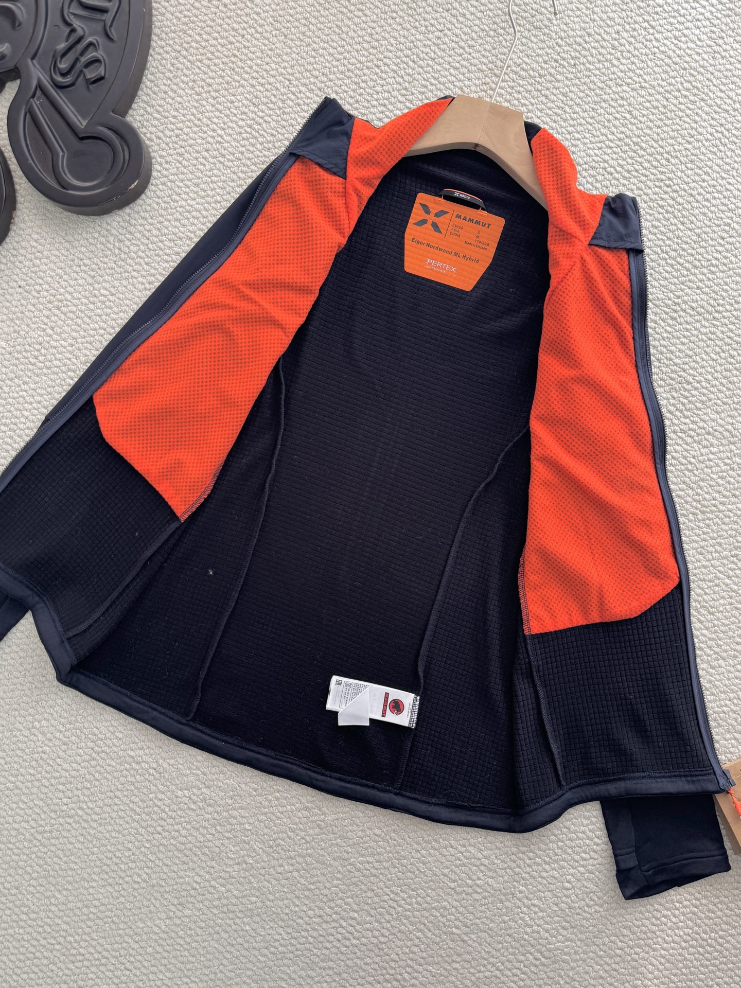 💰165
Mammut Eiger Nordwand ML Hybrid猛犸象艾格系列男款轻量棉抓绒

颜色：藏青
尺码：m~xxl

设计细节拉满：采用立领剪裁搭配半开拉链（主拉链全开设计），领口内侧的橙色撞色点缀，打破藏青纯色的沉闷；左胸品牌字母标识、袖侧的大象logo简约又具辨识度，拉链口袋的隐形设计既保证实用性又不破坏整体版型，肩部与衣身的拼接剪裁更贴合人体工学，活动无束缚。

功能性硬核在线：主打轻量化抓绒面料，兼顾保暖性与透气性，秋冬单穿锁温不闷汗，作为中间层搭配冲锋衣也不会显得臃肿；面料具备一定的抗风性，徒步、登山等户外场景能有效抵御冷风，拉链口袋还可收纳小物件，兼顾户外实用性与日常便携性。

款式适配多场景：经典藏青配色属于百搭色系，无论是户外徒步、城市通勤还是日常休闲，都能轻松搭配牛仔裤、运动裤等下装；修身不紧身的版型对不同身材友好，男生女生穿都能穿出利落的户外风格，是秋冬衣橱里的&ldquo;万金油&rdquo;单品。

