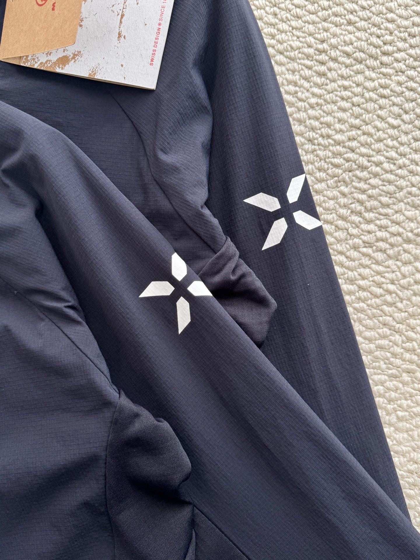 💰165
Mammut Eiger Nordwand ML Hybrid猛犸象艾格系列男款轻量棉抓绒

颜色：藏青
尺码：m~xxl

设计细节拉满：采用立领剪裁搭配半开拉链（主拉链全开设计），领口内侧的橙色撞色点缀，打破藏青纯色的沉闷；左胸品牌字母标识、袖侧的大象logo简约又具辨识度，拉链口袋的隐形设计既保证实用性又不破坏整体版型，肩部与衣身的拼接剪裁更贴合人体工学，活动无束缚。

功能性硬核在线：主打轻量化抓绒面料，兼顾保暖性与透气性，秋冬单穿锁温不闷汗，作为中间层搭配冲锋衣也不会显得臃肿；面料具备一定的抗风性，徒步、登山等户外场景能有效抵御冷风，拉链口袋还可收纳小物件，兼顾户外实用性与日常便携性。

款式适配多场景：经典藏青配色属于百搭色系，无论是户外徒步、城市通勤还是日常休闲，都能轻松搭配牛仔裤、运动裤等下装；修身不紧身的版型对不同身材友好，男生女生穿都能穿出利落的户外风格，是秋冬衣橱里的&ldquo;万金油&rdquo;单品。
