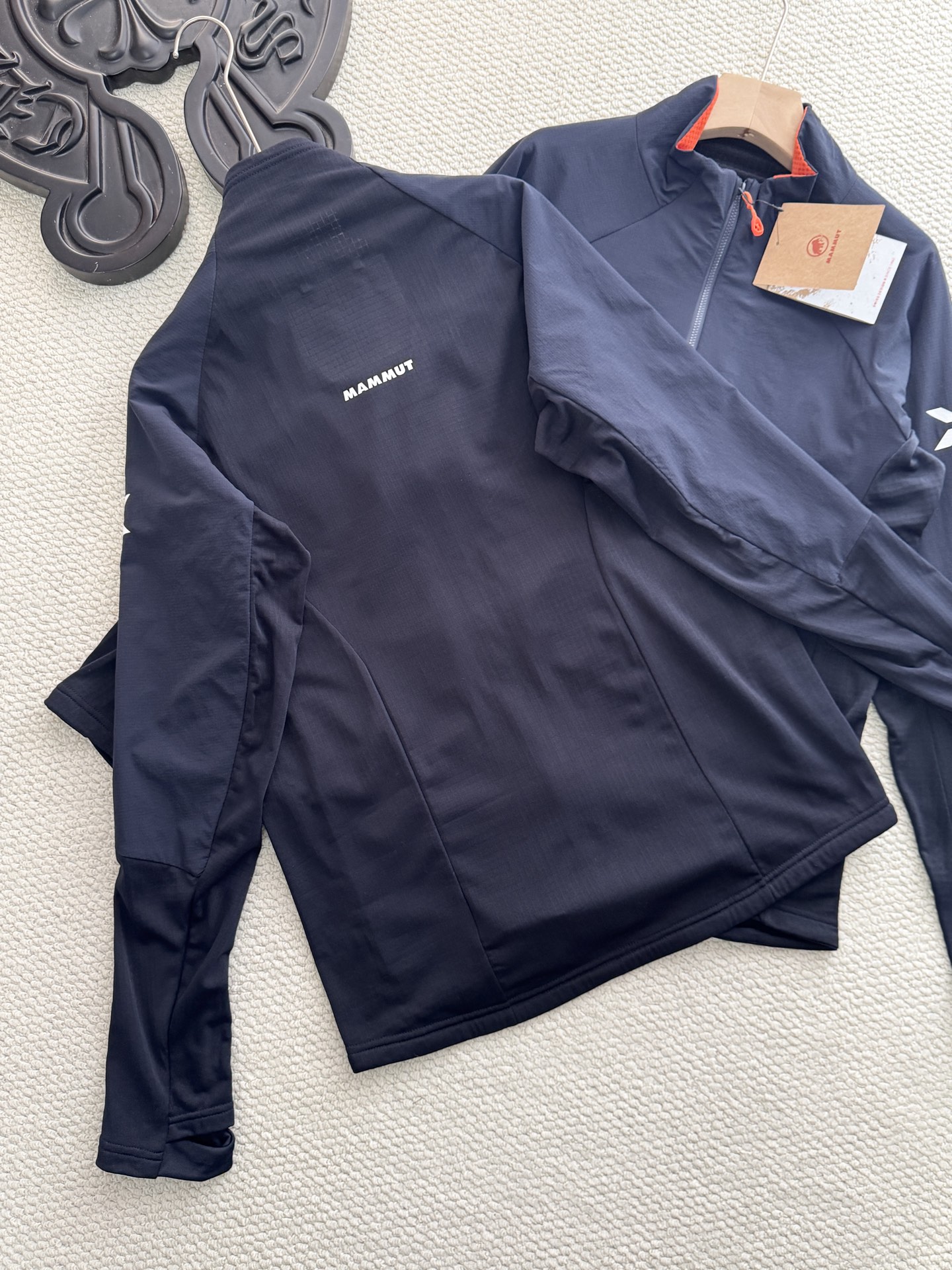 💰165
Mammut Eiger Nordwand ML Hybrid猛犸象艾格系列男款轻量棉抓绒

颜色：藏青
尺码：m~xxl

设计细节拉满：采用立领剪裁搭配半开拉链（主拉链全开设计），领口内侧的橙色撞色点缀，打破藏青纯色的沉闷；左胸品牌字母标识、袖侧的大象logo简约又具辨识度，拉链口袋的隐形设计既保证实用性又不破坏整体版型，肩部与衣身的拼接剪裁更贴合人体工学，活动无束缚。

功能性硬核在线：主打轻量化抓绒面料，兼顾保暖性与透气性，秋冬单穿锁温不闷汗，作为中间层搭配冲锋衣也不会显得臃肿；面料具备一定的抗风性，徒步、登山等户外场景能有效抵御冷风，拉链口袋还可收纳小物件，兼顾户外实用性与日常便携性。

款式适配多场景：经典藏青配色属于百搭色系，无论是户外徒步、城市通勤还是日常休闲，都能轻松搭配牛仔裤、运动裤等下装；修身不紧身的版型对不同身材友好，男生女生穿都能穿出利落的户外风格，是秋冬衣橱里的&ldquo;万金油&rdquo;单品。
