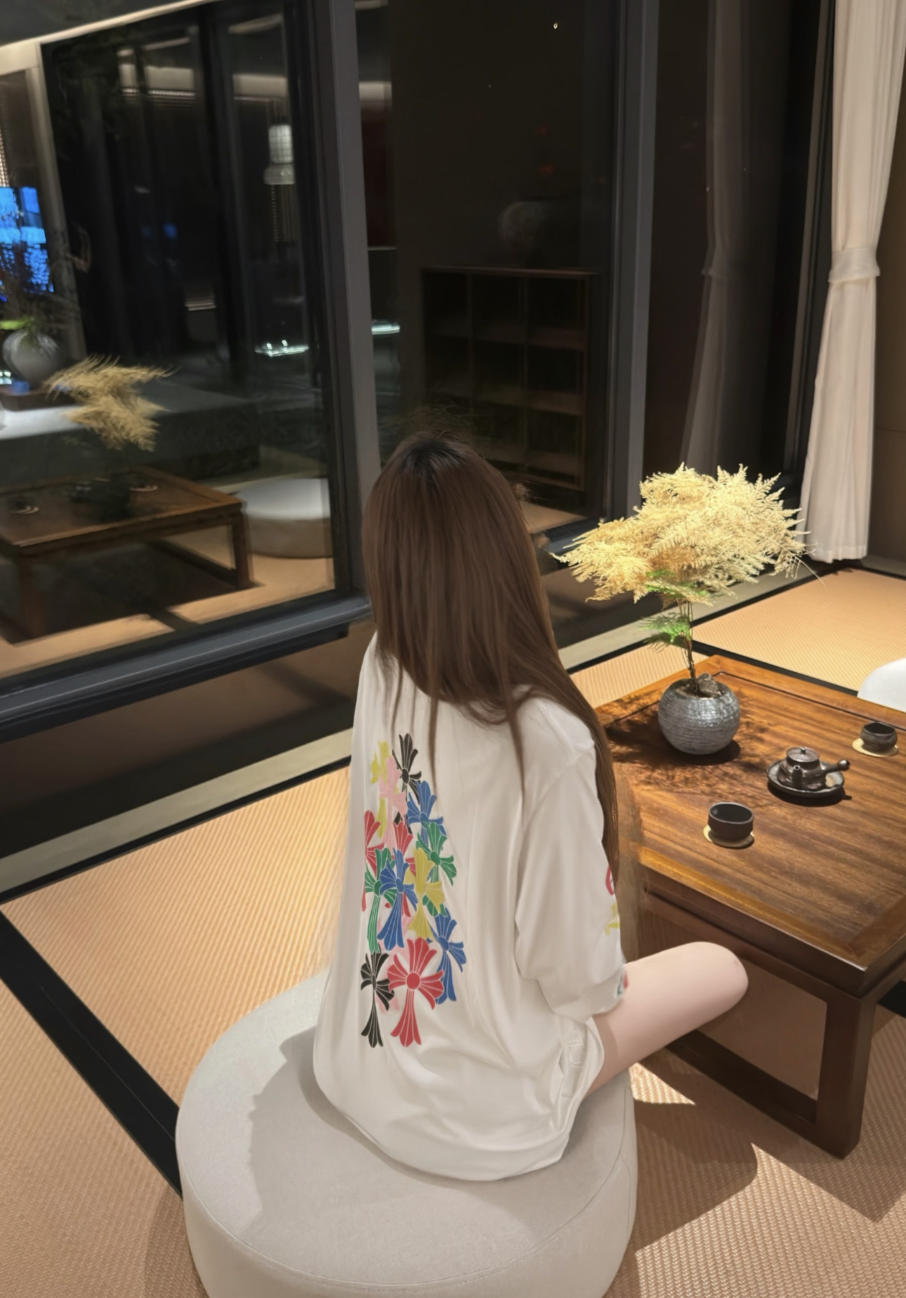 NO:948936,.【全码现货】Chrome hearts克罗心彩色十字印花短袖T恤 size S M L XL  Made of specially imported heavyweight pure cotton fabric, the texture is thick and crisp, soft and skin-friendly, with good breathability and deformation resistance. It is not easy to pill and deform after long-term wear, ensuring the quality and practicality of the T-shirt. The neckline adopts a classic round neck design, with flat edges that fit the neck, modifying the neck line while providing a comfortable and comfortable wearing experience. There is a square patch pocket on the left chest, and the bag body adopts the brand's classic color cross print pattern, with blue, pink and red three-color cross interweaving arrangements.  The colors are full and bright, with brand logo printing, and the details highlight the brand recognition; the back of the garment uses a large multi-color cross overprint design, with six-color crosses arranged at random, forming a visually impactful pattern that breaks the monotony of solid colors and highlights the brand's iconic aesthetics; the cuffs and hem are also decorated with small-area colorful printed logos, echoing the overall design and forming a clear layer; the stitching is fine and even, and the fabric splicing is smooth and firm.,,chrome  hearts,chrome hearts,T-shirt,tees,t-shirt,19860909.【全码现货】Chrome hearts克罗心彩色十字印花短袖T恤 size S M L XL 采用进口特供重磅纯棉面料,质地厚实挺括,触感柔软亲肤,兼具良好的透气性与抗变形性,久穿不易起球变形,保证了T恤的品质与实穿性；领口采用经典圆领设计,边缘平整贴合颈部,修饰颈部线条的同时兼具舒适不勒的穿着感受；左胸处设有方形贴袋,袋身采用品牌经典彩色十字印花图案,蓝、粉、红三色十字交织排布,色彩饱满鲜亮,搭配品牌标识印花,细节处彰显品牌辨识度；衣身背面采用大幅多色十字叠印设计,六色十字错落排布,形成富有视觉冲击力的图案,打破纯色单调感,彰显品牌标志性美学；袖口与下摆处同样点缀小面积彩色印花标识,与整体设计形成呼应层次分明；针脚细密均匀,面料拼接处处理得平整牢固.,,chrome hearts,chrome hearts,T-shirt,tees，t-shirt,,Men's clothing