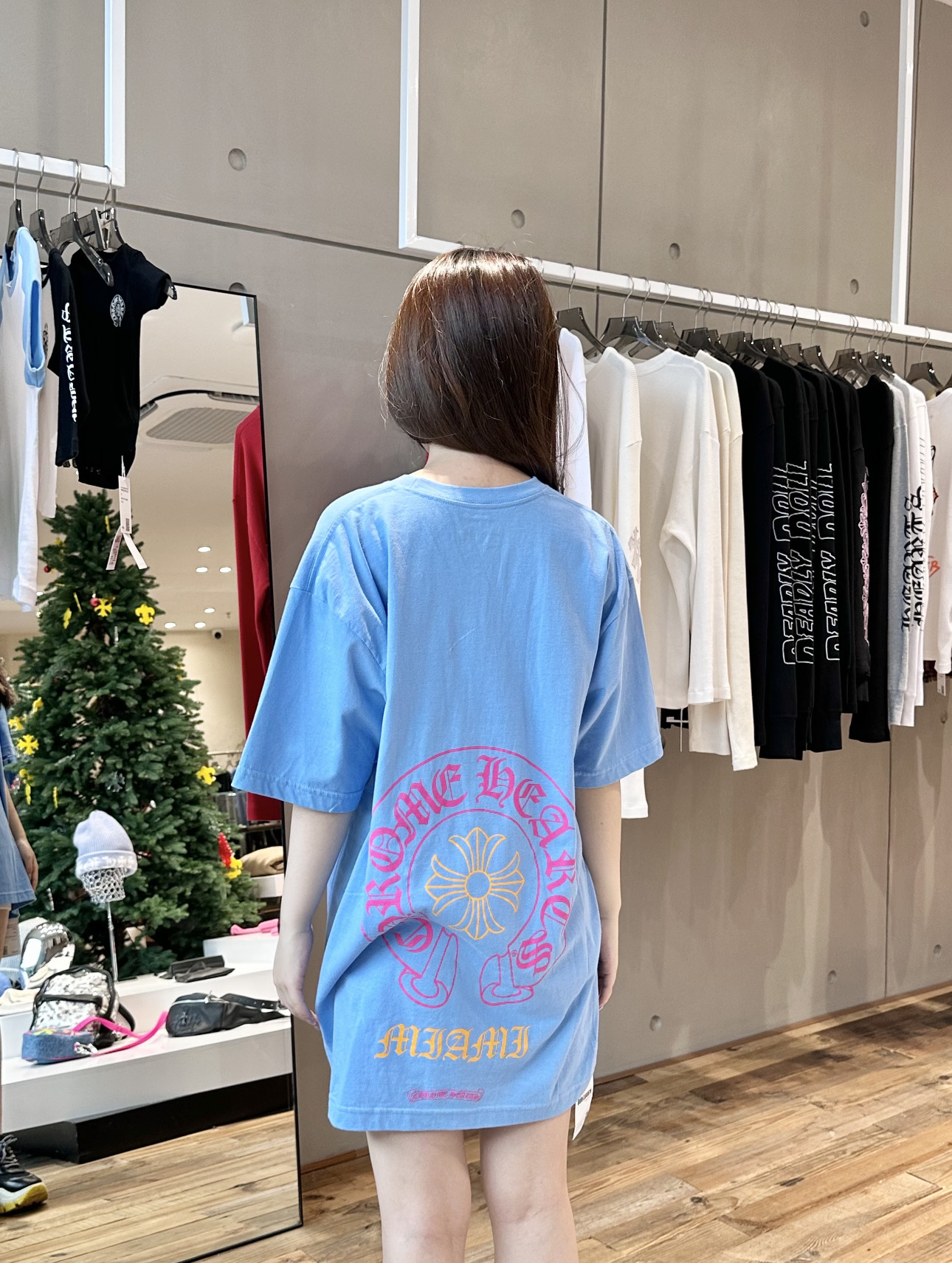 NO:948926,.[Full size in stock] Chrome Hearts Miami limited haze blue horseshoe print short sleeves size S M L XL This Chrome  Hearts pocket printed short-sleeves are made of 32-count double yarn cotton, with a weight of 220g. The fabric has been treated with pre-wash water to achieve a soft and skin-friendly touch. At the same time, it avoids shrinkage and fading problems from the root, and it still maintains its durability after long-term wear.  The shape is crisp. The body adopts seamless cylindrical weaving technology, and there are no seams on the sides, so there is no sense of restraint when wearing it. The shoulders are classic dropped shoulders, with a loose body shape, suitable for all kinds of body shapes. The rose red totem print on the left chest pocket,  Imported environmentally friendly slurry is selected and produced through a high-precision screen printing process. The printing has clear layers and saturated colors, and it is not easy to crack or fall off after repeated washing. The neckline adopts a double-needle reinforced edge design, with a customized threaded collar, which is durable and not easy to deform. The overall wiring follows luxury craft standards, the stitching is even and fine, and every detail shows ingenuity. Customized hardware and accessories are complete with three labels, restoring the classic texture of the brand. The overall wiring is straight and delicate, the fabric is comfortable and soft, and the color is consistent and without color difference.  Can be matched with the same style to create a fashionable look, to suit various occasions, customized accessories, complete with three labels, same style for men and women.,, chrome hearts, chrome hearts, T-shirt,19860909.【全码现货】Chrome Hearts克罗心迈阿密限定雾霾蓝马蹄印短袖 size S M L XL 这款Chrome Hearts口袋印花短袖以32支双纱全棉为原料,克重达到220g,面料经预洗水工艺处理,实现柔软亲肤的触感同时,从根源避免缩水、褪色问题,久穿依旧保持版型挺括.衣身采用无缝圆筒织造技术,侧边无拼接缝线,穿着时无束缚感,肩部为经典落肩剪裁,搭配宽松的衣身版型,适配各类身形.左胸口袋处的玫红色图腾印花,选用进口环保浆料,通过高精度丝网印工艺制作,印花层次分明、色彩饱和,反复洗涤也不易开裂脱落.领口采用双针加固包边设计,搭配定制螺纹领圈,耐穿不易变形,整体走线遵循奢侈品工艺标准,针脚均匀细密,每一处细节都彰显匠心,定制五金辅料与三标齐全,还原品牌经典质感.整体走线平直细腻,面料舒适柔软,颜色一致无色差 能与同款搭配营造时尚造型,驾驭各种场合,定制辅料,三标齐全,男女同款.,,chrome hearts,chrome hearts,T-shirt,,Men's clothing