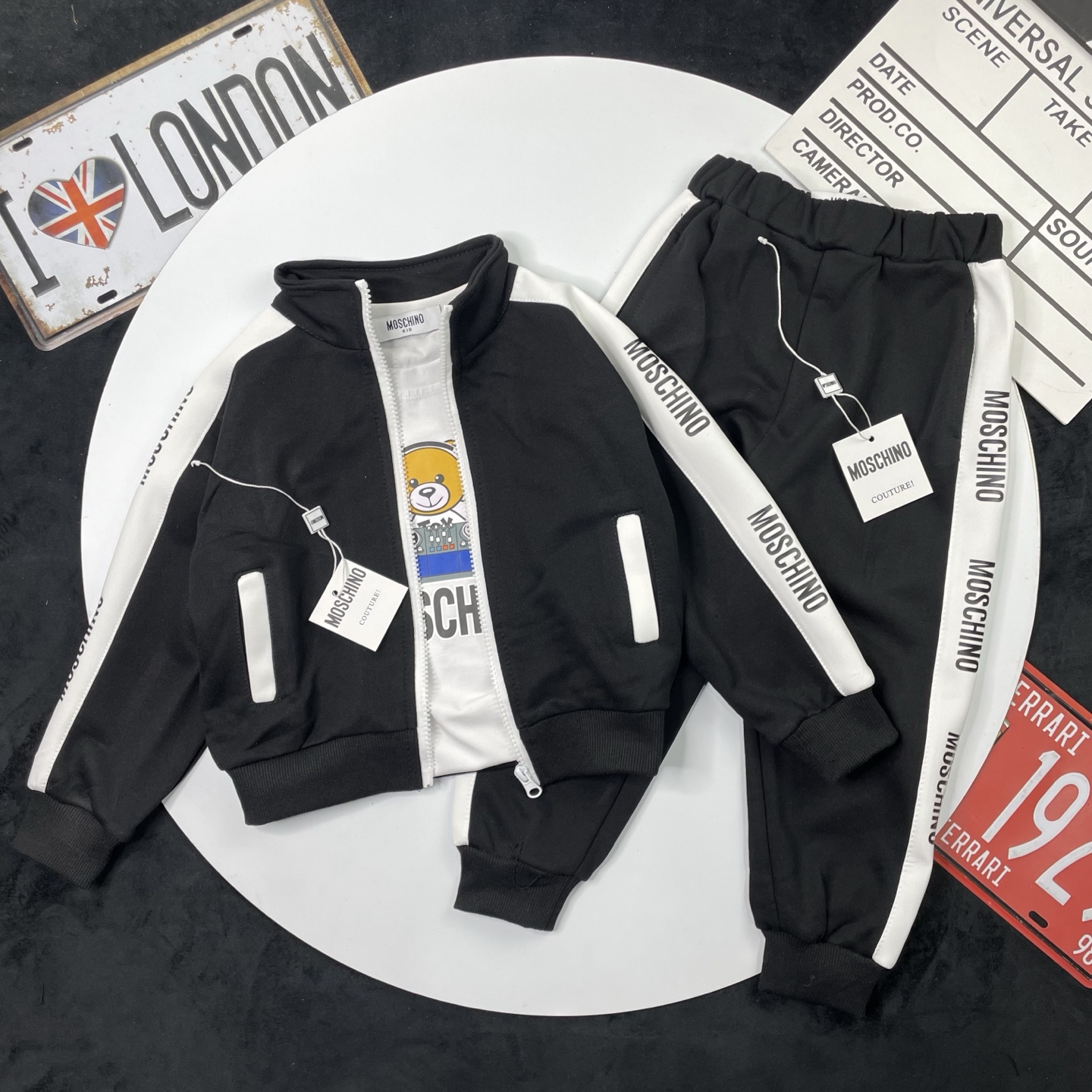 🌐 Moschino Conjunto de tres piezas (90-120) ♻️Chaqueta ♻️Pantalones deportivos ♻️Camiseta 🎗¡Etiqueta original! ¡Embal…