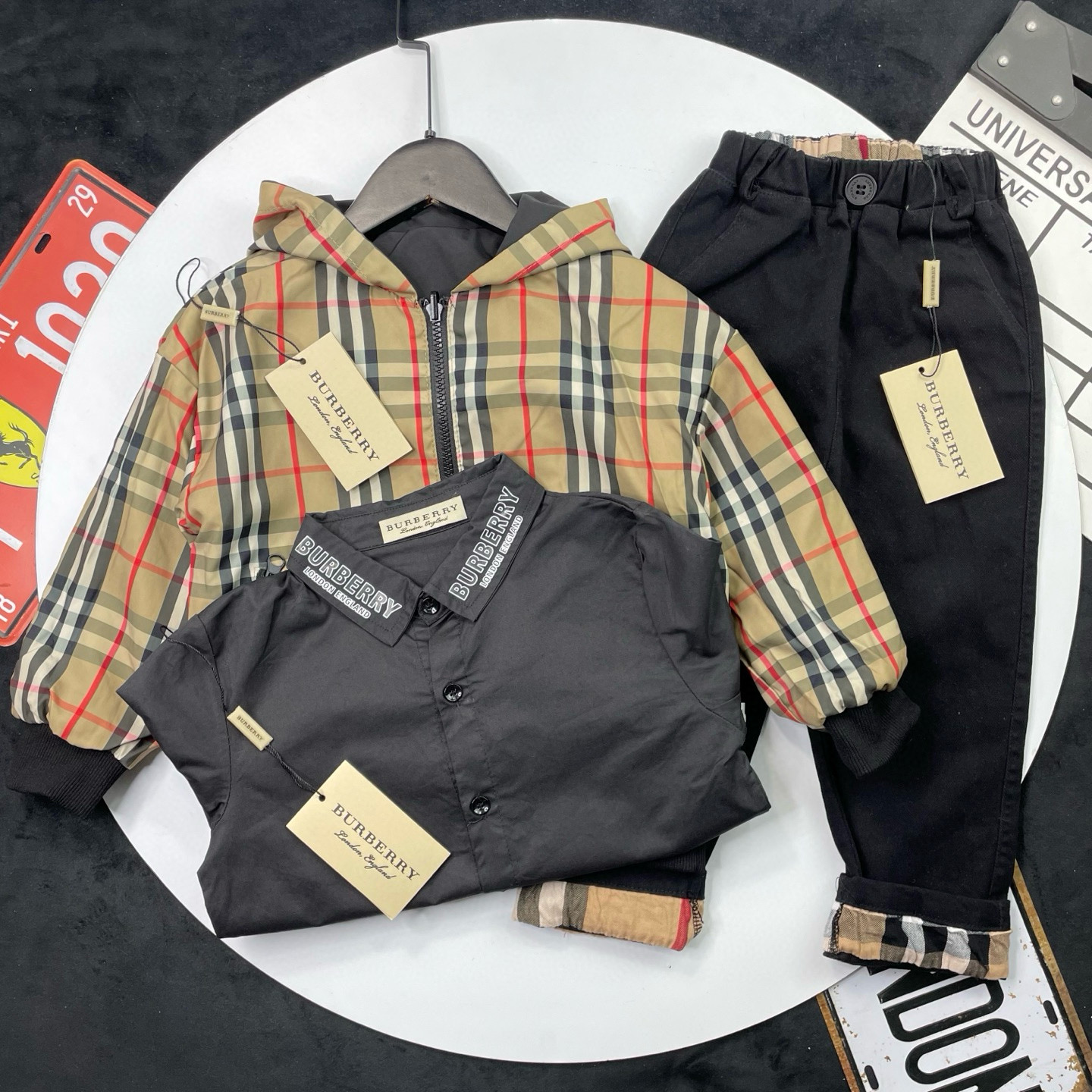 🌐 Burberry ♻️ Conjunto de tres piezas (90-150) ♻️Reversible ♻️Pantalones ♻️Camisa 🎗Etiqueta original! Empaque origina…