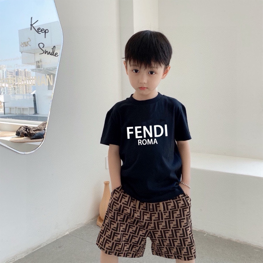 🌐 Fendi ♻️ Conjunto de camiseta (90-150) ♻️Camiseta ♻️Pantalones cortos 🎗¡Etiqueta original! ¡Bolsa original! ¡Marca …