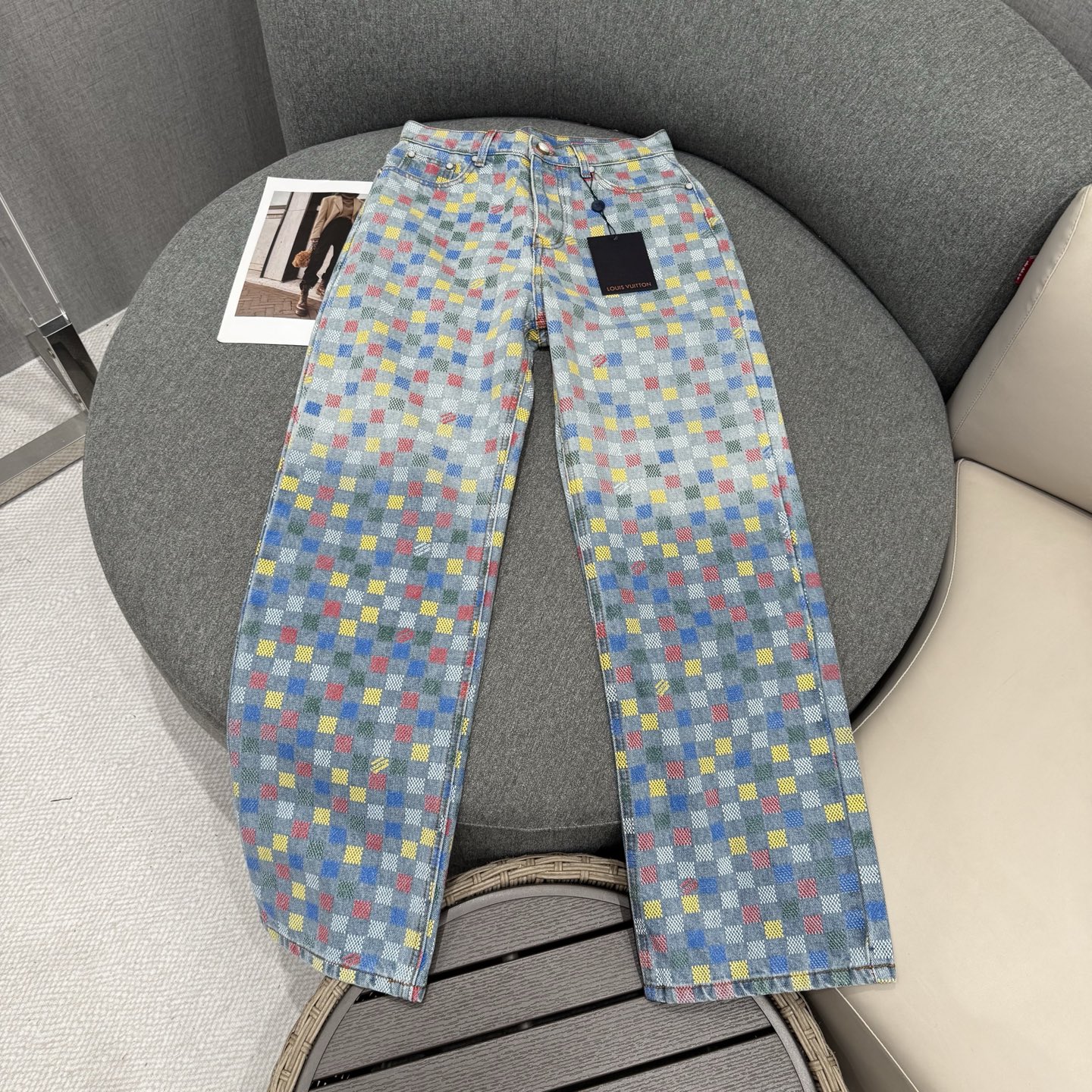 NO:328669,1v 25 spring and summer colorful chess board printed denim trousers high-version L Home New Season Capsule Series denim jacket series is coming, the colorful color matching is interesting interpretation of retro Damier patterns, making the classic style new and fashionable and stylish~ Use customized high-quality twill cotton denim, soft and crispy texture, colorful chess board elements blend logo details printing, old light blue washing effect, fresh candy tone is really cool, classic straight cut, not wide or narrow, huge and slim, yb open mold logo lettering pearl buttons and checkerboard label patch, casually match it is a fashionable girl, easy to wear and good-looking magic pants are not often available, huge recommendation size S/M/L S Waist circumference 66 hip circumference 96 trousers length 103 M Waist circumference 70 hip circumference 100 trousers length 104  L waist 74 hip 104 pants length 105, louis vuitton,jackets & coats,alexander wang198609091v 25春夏彩色棋盘格印花牛仔长裤高版出品L家新季胶囊系列牛仔外套系列来袭,缤纷配色对复古Damier 图案的妙趣诠释,让经典版型呈现新意,时髦有型~ 采用定制的高品质斜纹棉质牛仔布,手感柔软挺括质感超级好,炫彩棋盘格元素融合logo细节印花,做旧浅蓝色水洗效果,清新糖果色调真的太酷拉 经典直筒裁剪,不宽不窄巨显瘦高廋,yb开模logo刻字珍珠扣子和棋盘格标签贴饰,随便搭配就是时髦潮妹一枚,好穿又好看的神裤不常有,巨推荐 size S/M/L S 腰围66 臀围96 裤长103 M 腰围70 臀围100 裤长104 L 腰围74 臀围104 裤长105,,louis vuitton,jackets & coats,alexander wang,Women's clothing