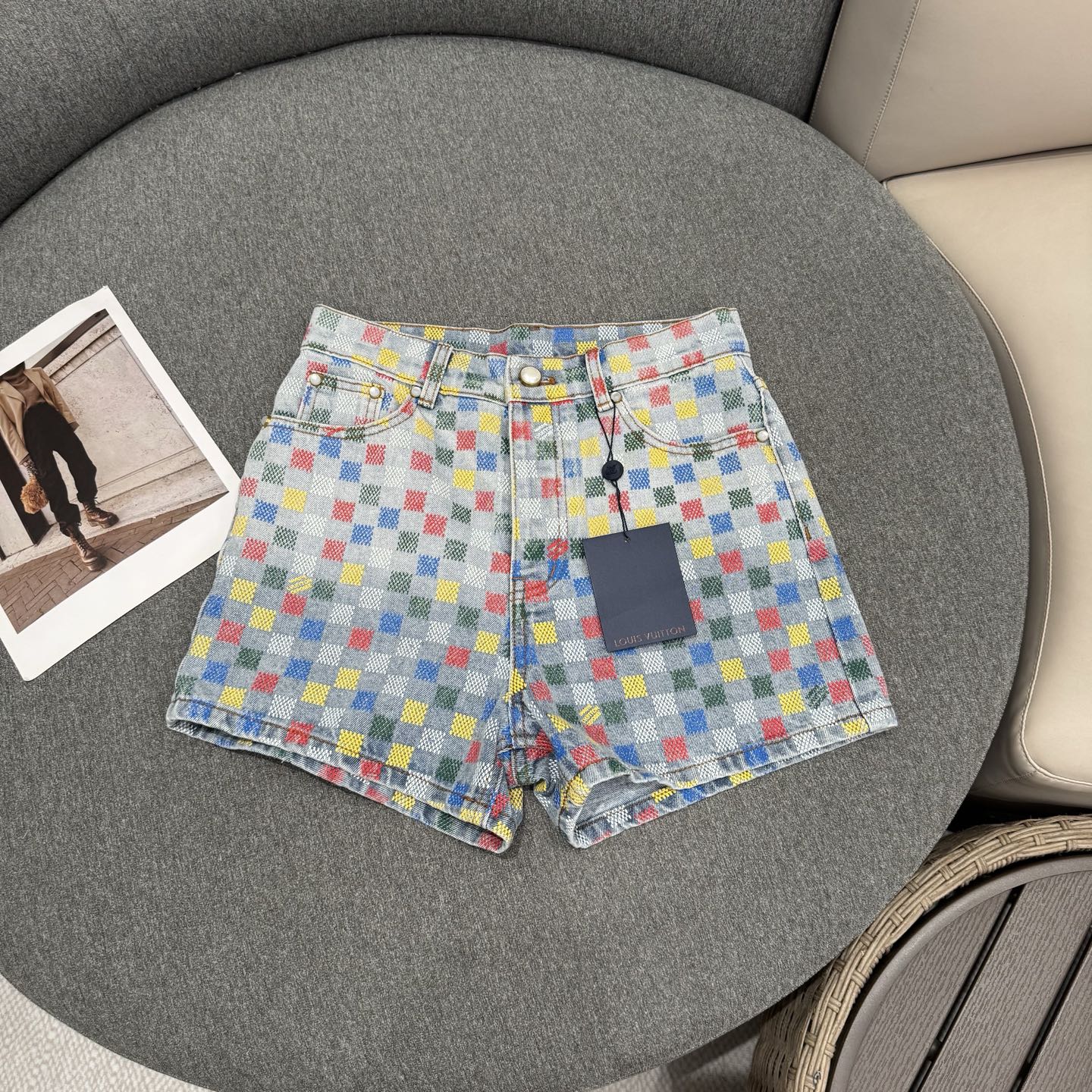 NO:328671,v 25 spring and summer colorful checkerboard printed denim shorts high-end production!  The new season capsule series of L's new season capsule series is coming. The interesting interpretation of the retro Damier pattern of colorful colors makes the classic style look novel and stylish~ It uses customized high-quality twill cotton denim, soft and crispy texture, colorful checkerboard elements blend logo details printing, old light blue washing effect, fresh candy tone is really cool. Classic high-waist A-shaped cutting, simple and practical, not picky, huge, can make legs look longer, yb open mold logo lettering pearl button opening and closing, rear waist checkerboard label patch adds seasonal elements to the fashionable and eye-catching, fine workmanship inside and outside, a random shirt or T-shirt is sweet and cool young lady~ size S/M/L S waist 66 hip 88 trousers 35 M waist 70 hip 92 trousers 36 L waist 74  hip circumference 96 trousers length 37, louis vuitton, shorts, jackets & coats,shirts,tees,t-shirt,alexander wang19860909v 25春夏彩色棋盘格印花牛仔短裤高版出品！L家新季胶囊系列牛仔外套系列来袭,缤纷配色对复古Damier 图案的妙趣诠释,让经典版型呈现新意,时髦有型~ 采用定制的高品质斜纹棉质牛仔布,手感柔软挺括质感超级好,炫彩棋盘格元素融合logo细节印花,做旧浅蓝色水洗效果,清新糖果色调真的太酷拉 经典高腰A字裁剪,简单实穿不挑人巨能显腿长,yb开模logo刻字珍珠扣子开合,后腰棋盘格标签贴饰增添当季元素时髦又吸睛,里外精细做工,随意一件衬衫或T恤就是甜酷时髦小姐姐~  size S/M/L S 腰围66 臀围88 裤长35 M 腰围70 臀围92 裤长36 L 腰围74 臀围96 裤长37,,louis vuitton,shorts,jackets & coats,shirts,tees，t-shirt,alexander wang,Women's clothing