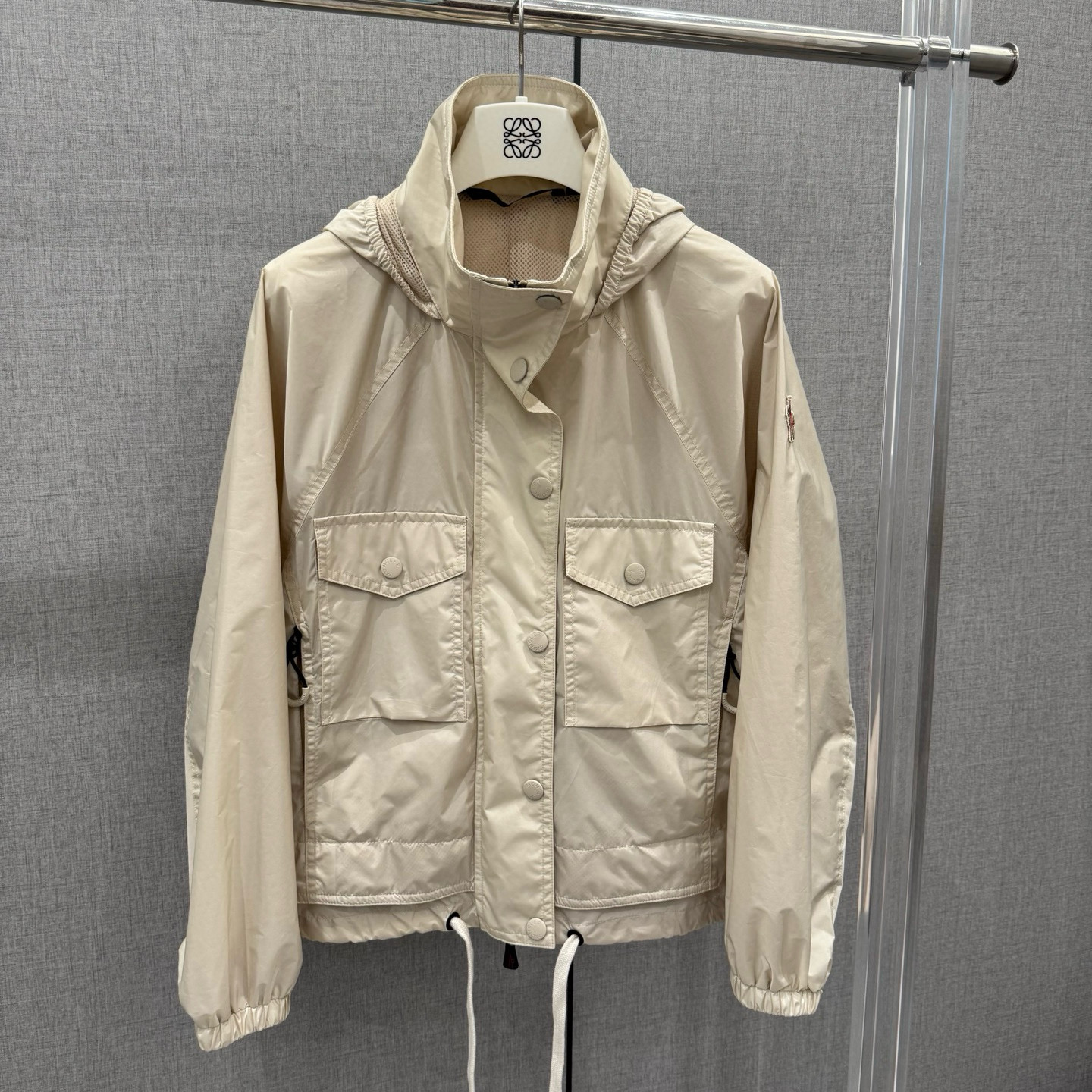 NO:328682,Moncl*r 25 spring and summer new lightweight outdoor multi-functional work clothes windbreaker jacket yb develops a handsome outdoor jacket that is essential for fairies, sweet and cool work clothes practical version, prepare for spring and summer travel~ yb customized lightweight nylon fabric, smooth and delicate texture, the two colors of sage green and beige are super beautiful~, the inner lined mesh is lined with comfortable and breathable  Sweet cool tool short hooded version, pull-out hood design, practical work pocket patch pockets on the front, classic penguin logo logo with sleeves and arm decoration, reflective triangle logo on the back, YB custom-made full hardware accessories, the details inside and outside are perfectly restored, the entire parking space is really complicated, very heavy industry short clothes make the length of slimming and pulling proportions, adjust the hem of the clothes drawstring waist, easily make it look taller, slimmer and stretch the body proportions, leisure outing, running, travel and climbing, it is very practical, any shot is very good~ size 1/2/3 1 rotator sleeve 70 bust 104 length 57 2 rotator sleeve 71 bust 108 length 58 3 rotator sleeve 72 bust 112 length 59,, jackets & coats, jackets & coats,hats,alexander wang19860909Moncl*r 25春夏新款轻薄户外多功能工装风衣外套 yb开发仙女必备的帅气户外小夹克,甜酷工装实用版型,春夏出游备起来~ yb定制的轻质尼龙面料,质感平滑细腻,对版的鼠尾草绿和米色两个色都超级好看~,内衬网眼里衬舒适透气 甜酷工装短款连帽版型,拉出式兜帽设计,正面实用工装口袋贴袋,袖臂装饰经典企鹅logo徽标,后背饰反光三角徽标,yb定制全套五金辅料,里里外外的细节完美还原,整个的车位走线真心复杂,非常重工短款衣长显瘦拉比例,衣摆调节抽绳收腰,轻松显高显瘦拉伸身体比例,休闲出街、跑步运动,出游登山都好实用,随便一拍都很出片哦~  size 1/2/3 1 肩袖70 胸围104 衣长57 2 肩袖71 胸围108 衣长58 3 肩袖72 胸围112 衣长59,,jackets & coats,jackets & coats,hats,alexander wang,Women's clothing