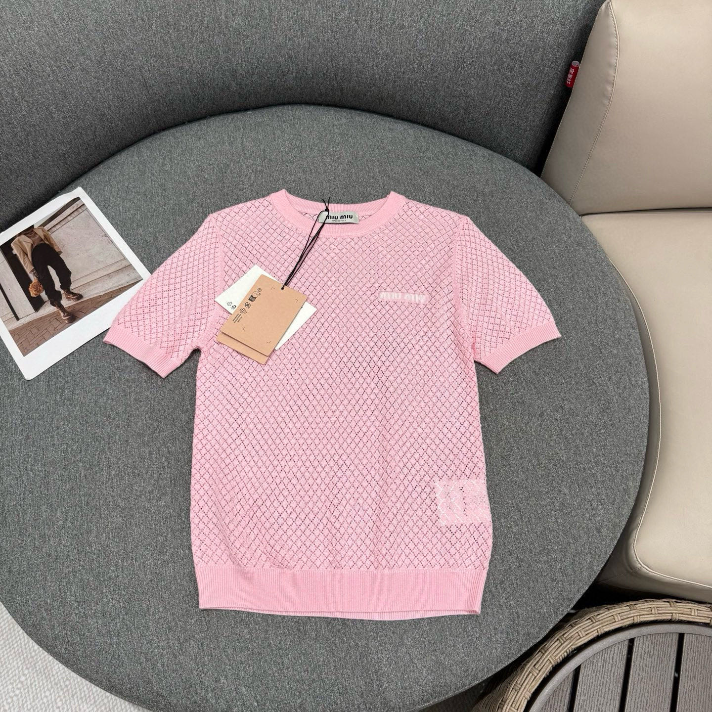 NO:328667,mium*u 25 spring and summer tender pink diamond hollow short-sleeved sweater high-version development is very miu very girlish pink knit series, with a vibrant and age-reducing tender pink, the colors and details are really beautiful, and the girlish atmosphere is full!  The worsted ultra-fine cashmere yarn is vibrant and age-reducing pink. The imported machine creates a light and thin hollow diamond textured weaving surface. The process is complicated and heavy, and the weaving surface is flat and clean, light and comfortable!  The round neck fits, fine ribbed trim, and the classic logo logo embellishment on the chest highlights the style, and the upper body is high-end and gentle!  The fit style can easily wear a good proportion, and you can wear a warm and sweet girlish look with a short skirt or trousers. size 36/38/40 36 Shoulder width 35 Bust 80 Clothes length 51 38 Shoulder width 36 Bust 84 Clothes length 52 40 Shoulder width 37 Bust 88 Clothes length 53,,miumiu,skirts,T-shirt,alexander wang19860909mium*u 25春夏嫩粉色菱格镂空短袖针织衫高版开发很miu很少女的粉色针织系列,元气减龄嫩粉色,颜色和细节真的美爆了,少女气息十足！ 精纺的超细山羊绒纱线,活力减龄粉色,进口机打造轻薄镂空菱格纹理织面,工艺繁复重工,织面平整干净,轻盈舒适！ 圆领合身版型,精细罗纹边饰,胸口饰经典logo徽标嵌花凸显格调,上身高级温柔！合身版型轻松穿出好比例,搭短裙或裤装都能穿出温乖甜的少女感. size 36/38/40 36 肩宽35 胸围80 衣长51 38 肩宽36 胸围84 衣长52 40 肩宽37 胸围88 衣长53,,miumiu,skirts,T-shirt,alexander wang,Women's clothing