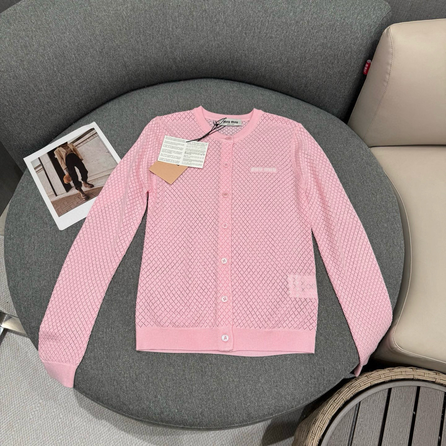 NO:328665,mium*u 25 spring and summer tender pink diamond hollow knitted cardigan high-version development is very miu very girlish pink cardigan, energetic and age-reducing tender pink, the colors and details are really beautiful, and the girlish atmosphere is full!  The worsted ultra-fine cashmere yarn is vibrant and age-reducing pink. The imported machine creates a light and thin hollow diamond textured weaving surface. The process is complicated and heavy, and the weaving surface is flat and clean, light and comfortable!  Round neck cardigan style, fine ribbed trim, custom round button buckle on the same color, chest decoration classic logo embellishment highlights the style, the fitting style can easily wear a good proportion, can be paired with the same series of knitted short sleeves, and can easily create a pink and beautiful girl outfit with shorts or skirts. size 36/38/40 36 Shoulder width 36 Sleeve length 59 Bust 84 Sleeve length 57 38 Shoulder width 37 Sleeve length 60 Bust 88 Sleeve length 58 40 Shoulder width 38 Sleeve length 61 Bust 92 Sleeve length 59,,miumiu, skirts, shorts, T-shirt, alexander wang19860909mium*u 25春夏嫩粉色菱格镂空针织开衫高版开发很miu很少女粉嫩小开衫,元气减龄嫩粉色,颜色和细节真的美爆了,少女气息十足！ 精纺的超细山羊绒纱线,活力减龄粉色,进口机打造轻薄镂空菱格纹理织面,工艺繁复重工,织面平整干净,轻盈舒适！ 圆领开襟衫版型,精细罗纹边饰,对版定制同色调圆扣开合吗,胸口饰经典logo徽标嵌花凸显格调,合身版型轻松穿出好比例,可以和同系列针织短袖一套搭配元气可爱又温柔,搭配短裤或者半裙轻松打造粉嫩美少女穿搭. size 36/38/40 36 肩宽36 袖长59 胸围84 衣长57 38 肩宽37 袖长60 胸围88 衣长58 40 肩宽38 袖长61 胸围92 衣长59,,miumiu,skirts,shorts,T-shirt,alexander wang,Women's clothing