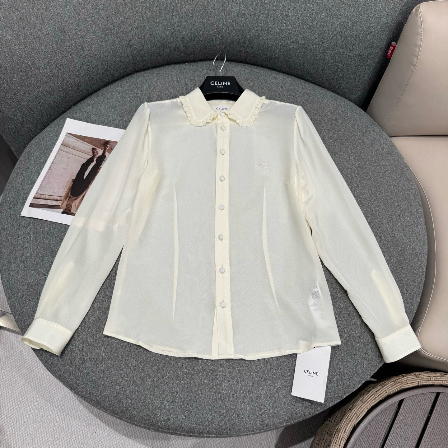 NO:328673,Celin* 25 Spring and Summer New Frilled Lapel Silk Shirt Heavy Heavy Ce Home Fairy Shirt New Product, Super Heavy 03 Crepe Silk Cream, exquisite and sweet details, very nice to wear and base, a must-have for the wardrobe!  Selected heavy silk fabrics, excellent gloss texture, gentle and elegant, and full of comfort. The rice and apricot color is transparent and sweet, romantic and exquisite!  Classic French elegant shirt style, with a gentle and elegant ruffled lapel, gentle and elegant, with a logo embroidered chest logo, a custom triumphant cloth buckle on the front, full texture, and a lot of details. The inner edging is fully fed with craftsmanship, exquisite threading, and super practical wearing of the base. It is a temperamental item with style and elegance~!  size S/M/L S Shoulder width 37 Sleeve length 58 Bust 90 Clothes length 64 M Shoulder width 38 Sleeve length 59 Bust 94 Clothes length 65 L Shoulder width 39 Sleeve length 60 Bust 98 Clothes length 66, celine,skirts,jeans,shirts,real silk,alexander wang19860909Celin* 25春夏新款褶边翻领真丝衬衫重磅重磅Ce家仙女款衬衫新品,超重磅03双绉真丝打造,细节精致又甜美,单穿打底都非常nice,衣橱必备！ 精选重磅真丝面料,光泽质感优良,轻柔飘逸,舒适感爆棚,米杏色通透甜美,浪漫精致！ 经典法式优雅衬衫版型,褶边翻领温柔气质拉满,温柔又优雅,胸口logo徽标刺绣,正面定制凯旋布包扣开合质感十足,细节上功夫做的很足,内里全包边做工,走线精湛,单穿打底都超级实用,配牛仔裤或者半裙都是风情与优雅同在的气质感单品~！ size S/M/L S 肩宽37 袖长58 胸围90 衣长64 M 肩宽38 袖长59 胸围94 衣长65 L 肩宽39 袖长60 胸围98 衣长66,,celine,skirts,jeans,shirts,real silk,alexander wang,Women's clothing