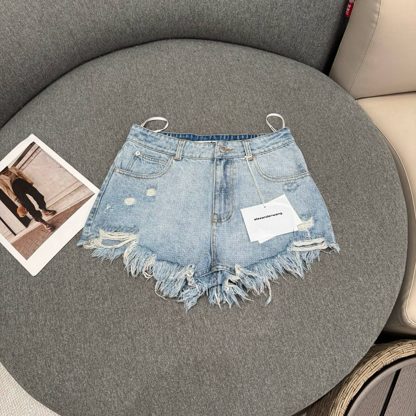 NO:328680,Alexander Wan* 25 spring and summer crystal diamond lace-edged denim shorts yb high-end development ~ tens of millions of denim shorts, this one is very recommended, the full pair of shiny diamond decoration is too eye-catching, must-have for hot girls in summer~ Imported high-end twill cotton denim, summer light blue enzyme washing feels super soft and comfortable, the wear and teasing process of the version, full glossy crystal diamond lace-drilled diamond giant heavy industry, Yingying flashes at all, high waist mini wide-leg style, easy and burden-free upper body, pants legs are pure hand-washed lace edges, back decoration logo leather label, upper body makes it look slim and long legs, paired with a suspender vest, a set of sweet and spicy king girls is standard for sweet and spicy typants~ size 25/26/27 25 Waist circumference 66 hip circumference 90 Trouser length 30 26 Waist circumference 70 hip circumference 94 Trouser length 31 27 Waist circumference 74 hip circumference 98  trousers length 32, alexander wang, shorts, alexander wang19860909Alexander Wan* 25春夏水晶钻毛边牛仔短裤yb高版开发~牛仔短裤千千万,这一条非常推荐,满副闪闪钻饰太吸睛啦,夏日辣妹必备~ 进口高档斜纹棉质牛仔布,夏日浅蓝色酵素水洗手感超级柔软舒适,对版的磨破做旧工艺,满幅光泽水晶钻烫钻巨重工,莹莹闪烁完全不会low 高腰迷你阔腿版型,上身轻松无负担,裤腿纯手工洗水毛边,后背饰logo皮革标签,上身显瘦拉腿长,搭配吊带背心一套是甜辣大王女孩标配哦~  size 25/26/27 25 腰围66 臀围90 裤长30 26 腰围70 臀围94 裤长31 27 腰围74 臀围98 裤长32,,alexander wang,shorts,alexander wang,Women's clothing