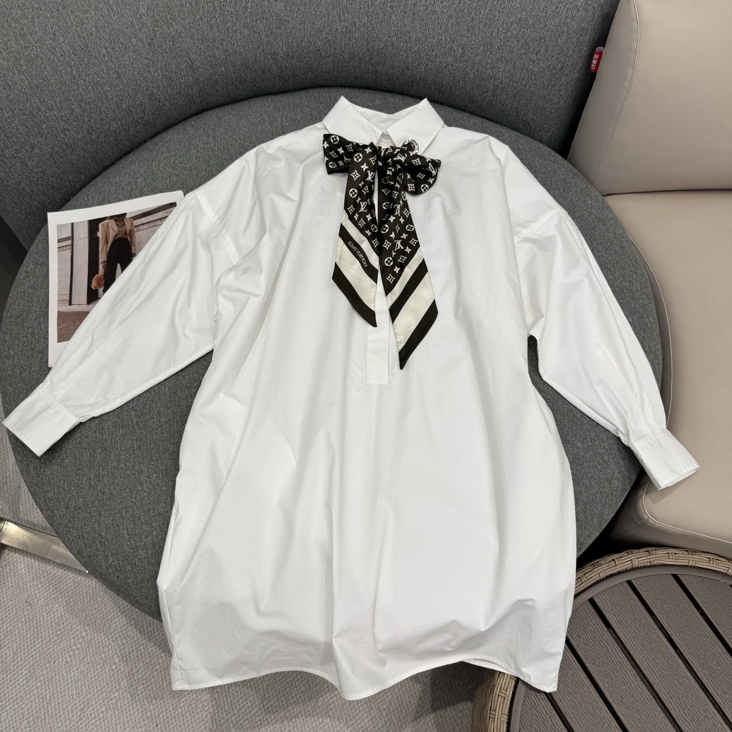 Robe Chemise en Popeline de Coton avec Foulard Monogram Louis Vuitton Automne-Hiver