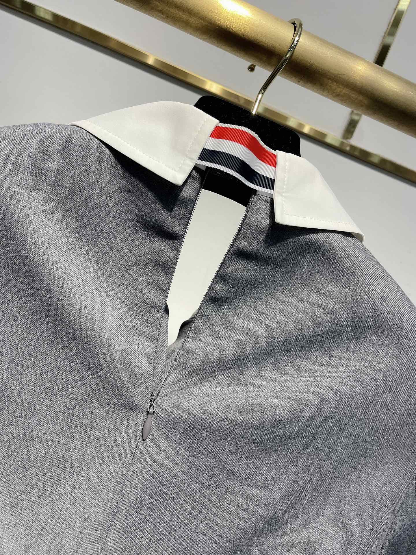 Exclusive P679 “Stupid Woman” Dress by THOM BROWN* in Advanced Grey. - 图片 8